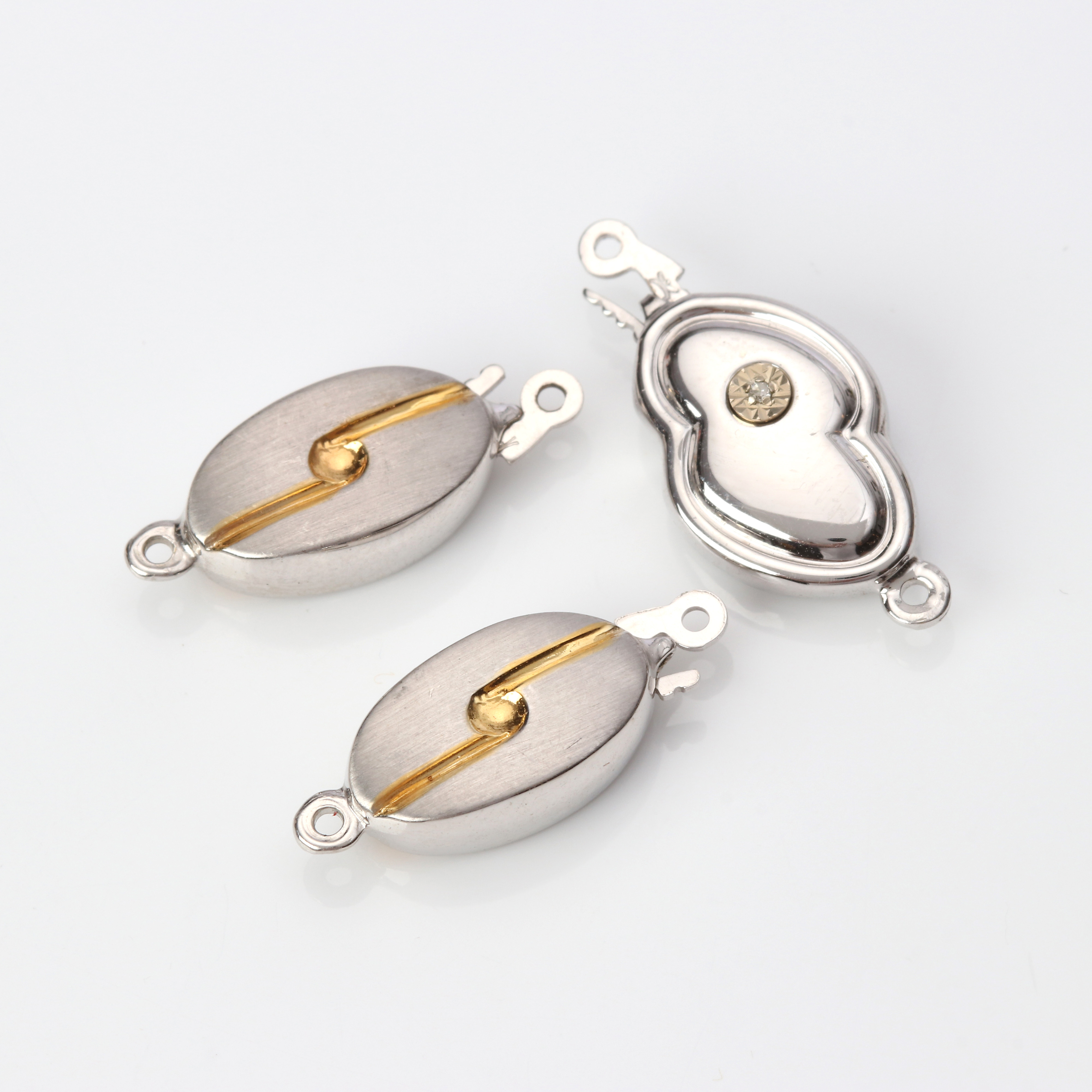 COLLIERLÅS, TRE ST. 18k vitguld med små diamanter, totalvikt ca 4,8 gram.