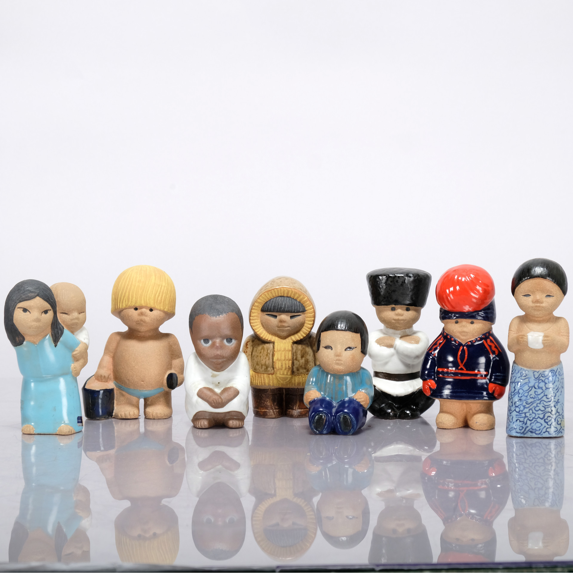 LISA LARSON. Skulpturer / Figuriner "All världens barn" 1900-tal (8st).