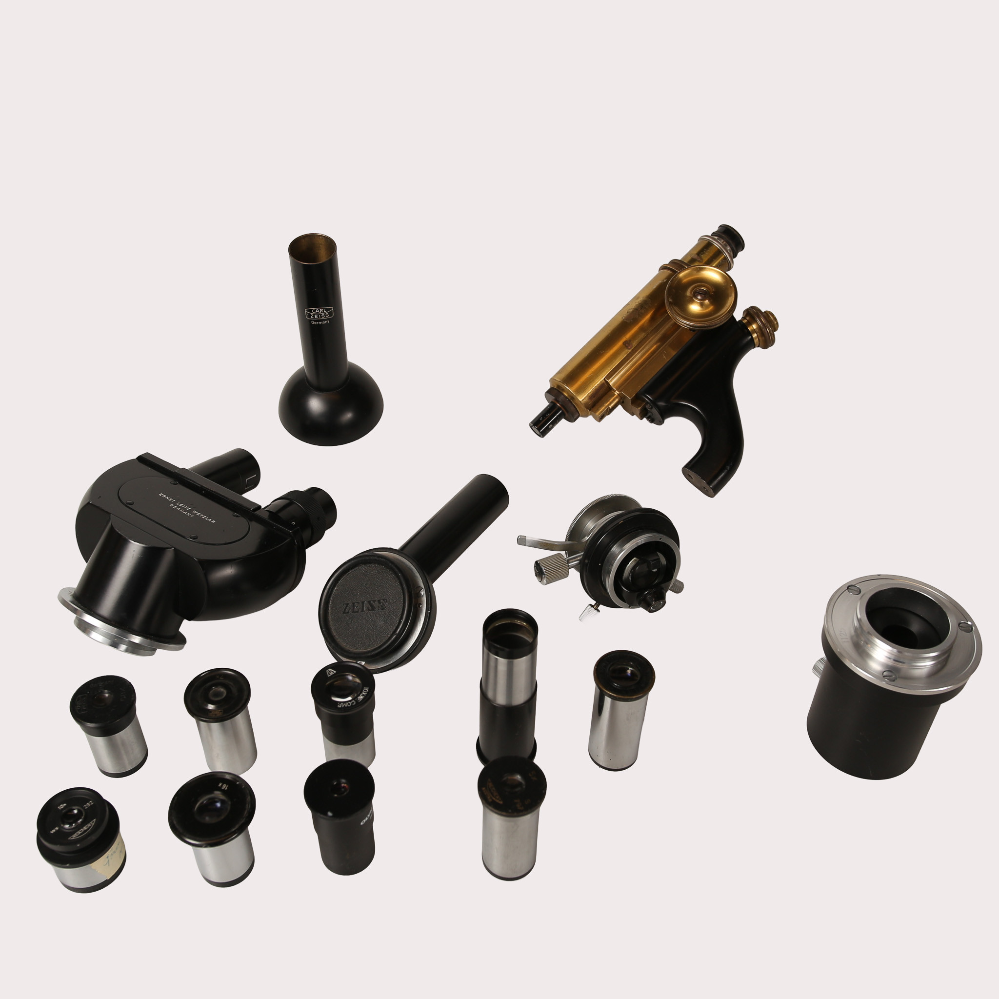 MIKROSKOPTILLBEHÖR, en låda, Zeiss Leitz, mm. 1900-talets första fjärdedel - samt tredje fjärdedelen.