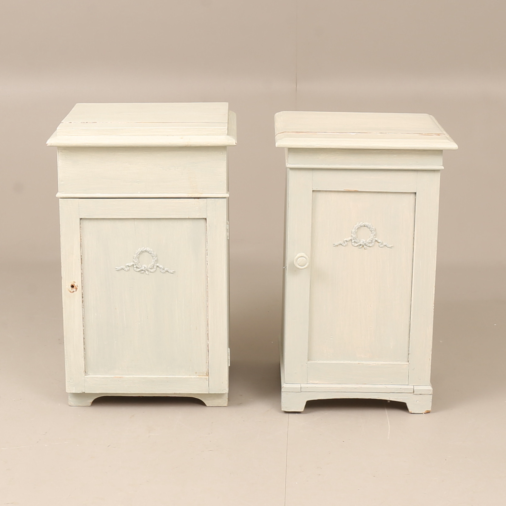 SÄNGBORD/KOMMODER, 2 stycken, bemålat trä, 1900-talets första del.