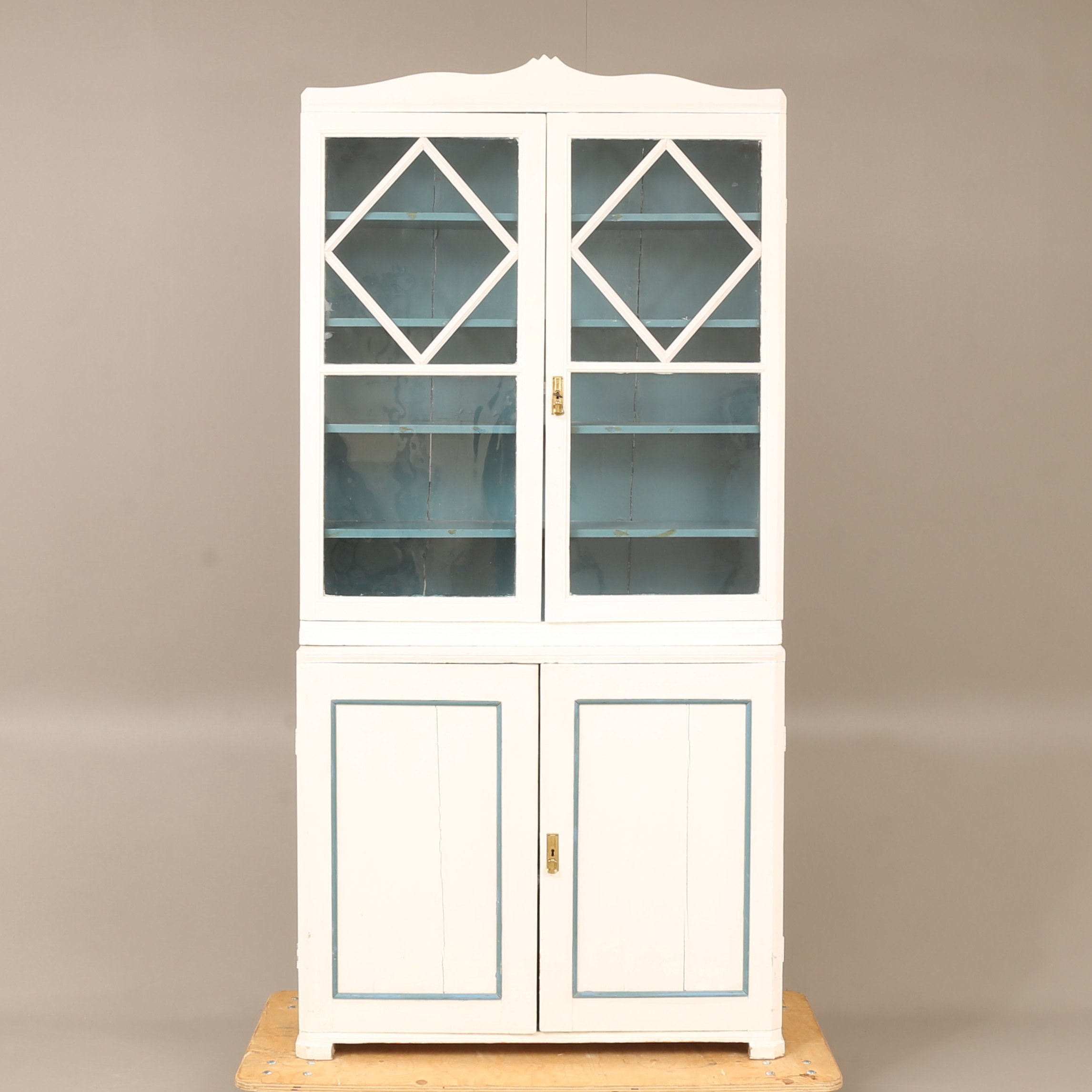 SKÅP, med vitrindel, sekelskifte 1900.