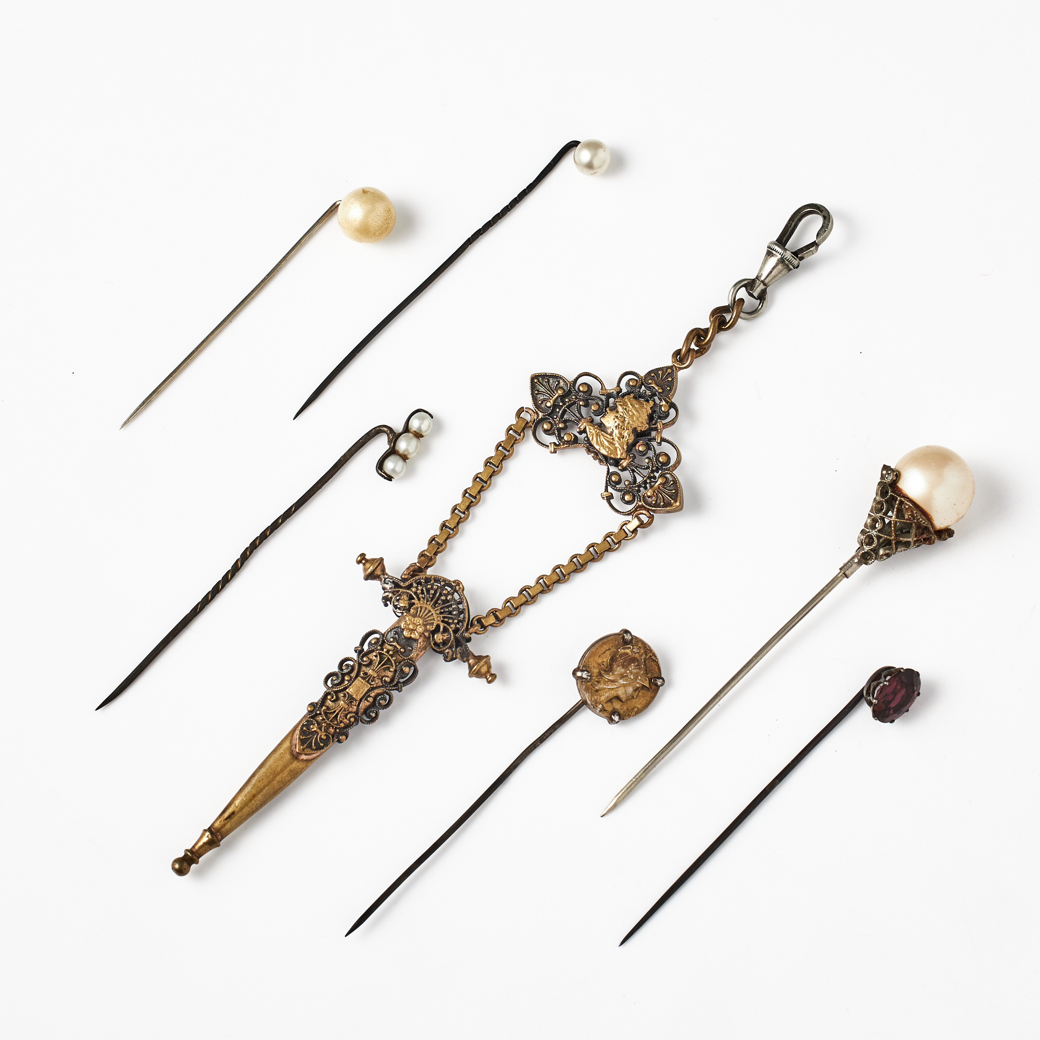 KRÅSNÅLAR, 2 st., silver, oval fasettslipad glassten, Hugo Strömdahl, Stockholm 1922 resp. med huvud av Minerva, utländska stämplar, KRÅSNÅLAR, 3 st., pärlimitationer, HATTNÅL, CHATELAINE, oädel metall.