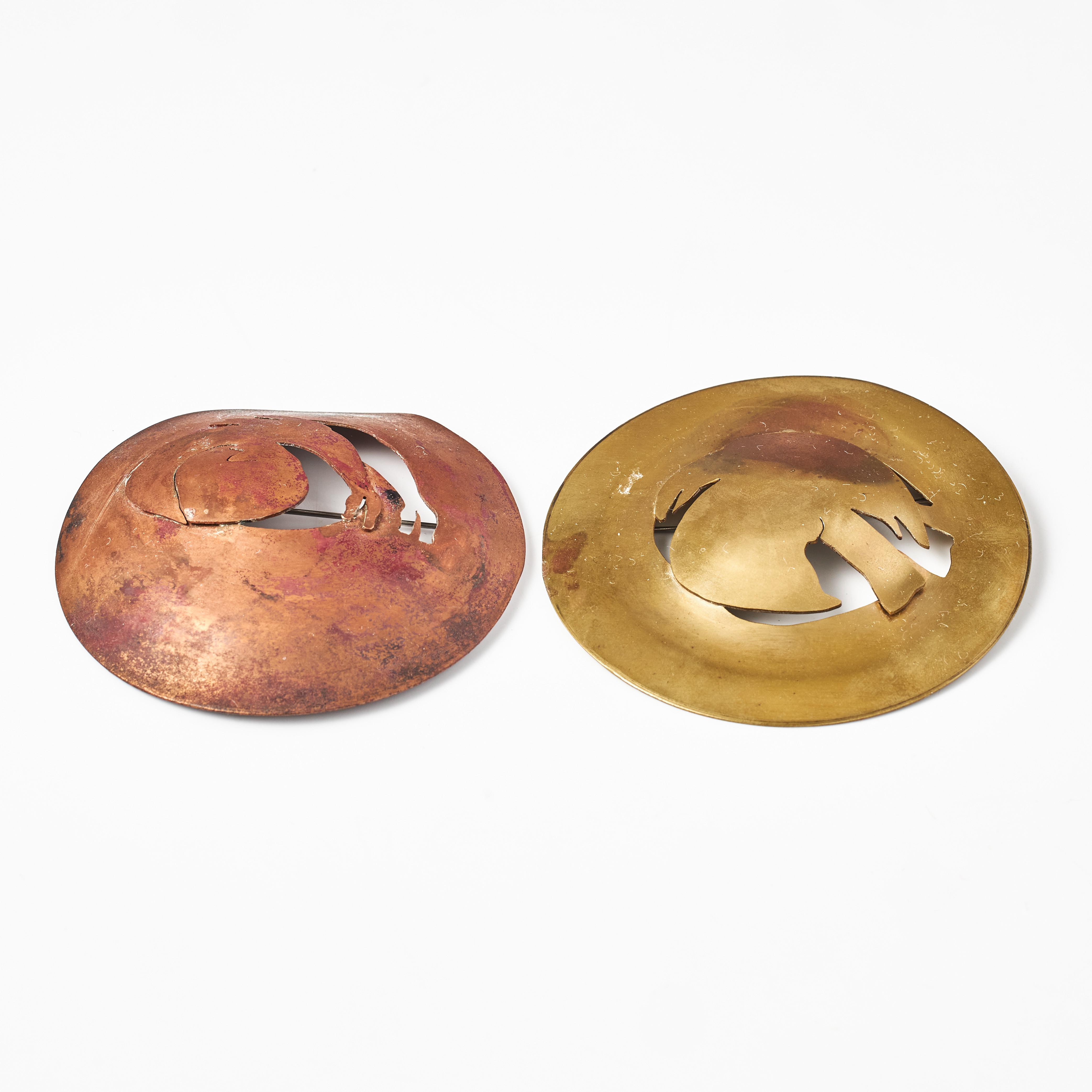 OFEIGUR BJÖRNSSON, (Island, född 1948), broscher, 2 st., Korpen, mässing resp. Trehövdad drake, koppar.