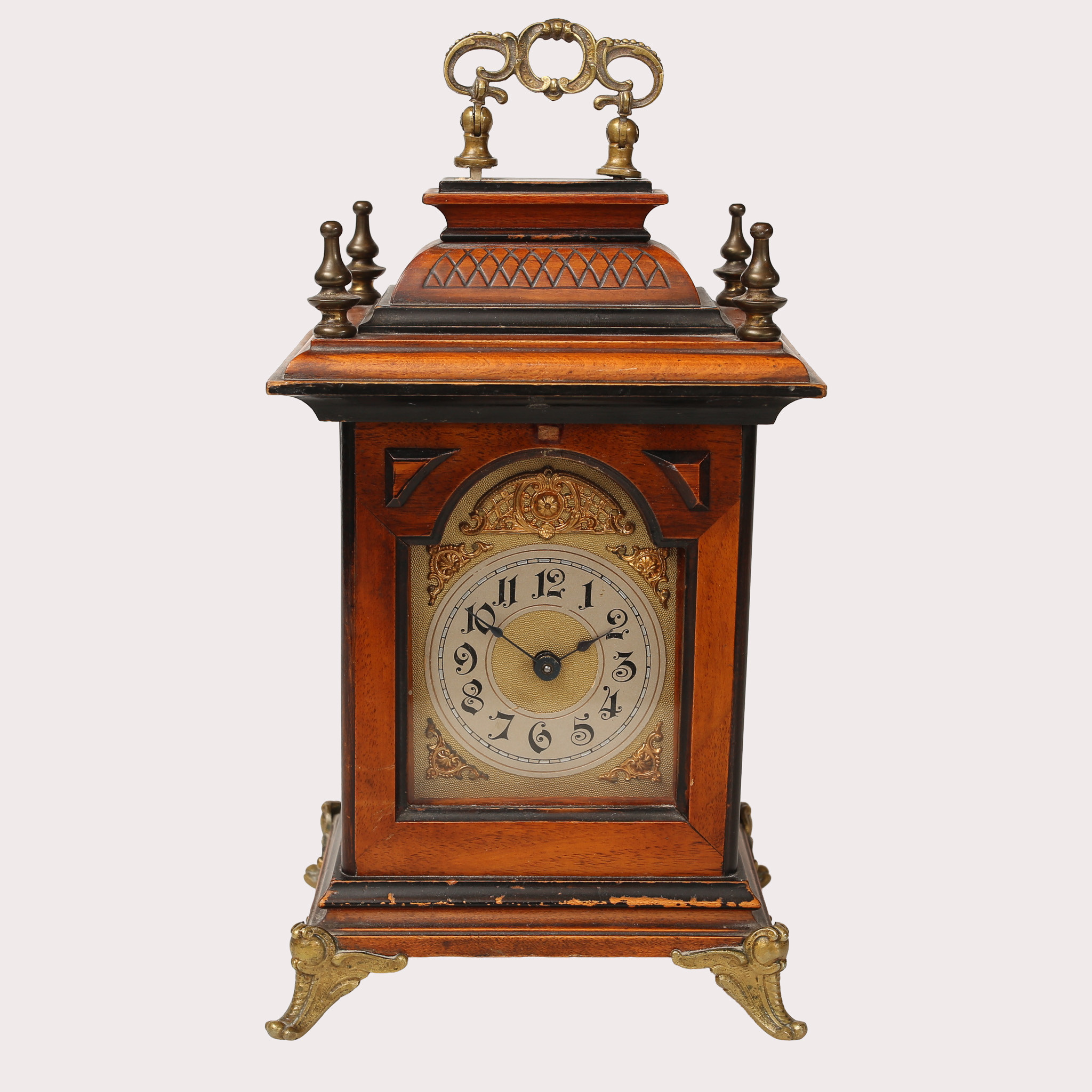 VÄCKARUR, trä, förgyllda beslag, bärhandtag upptill. Nyrenässans, Tyskland. Omkring är 1900.