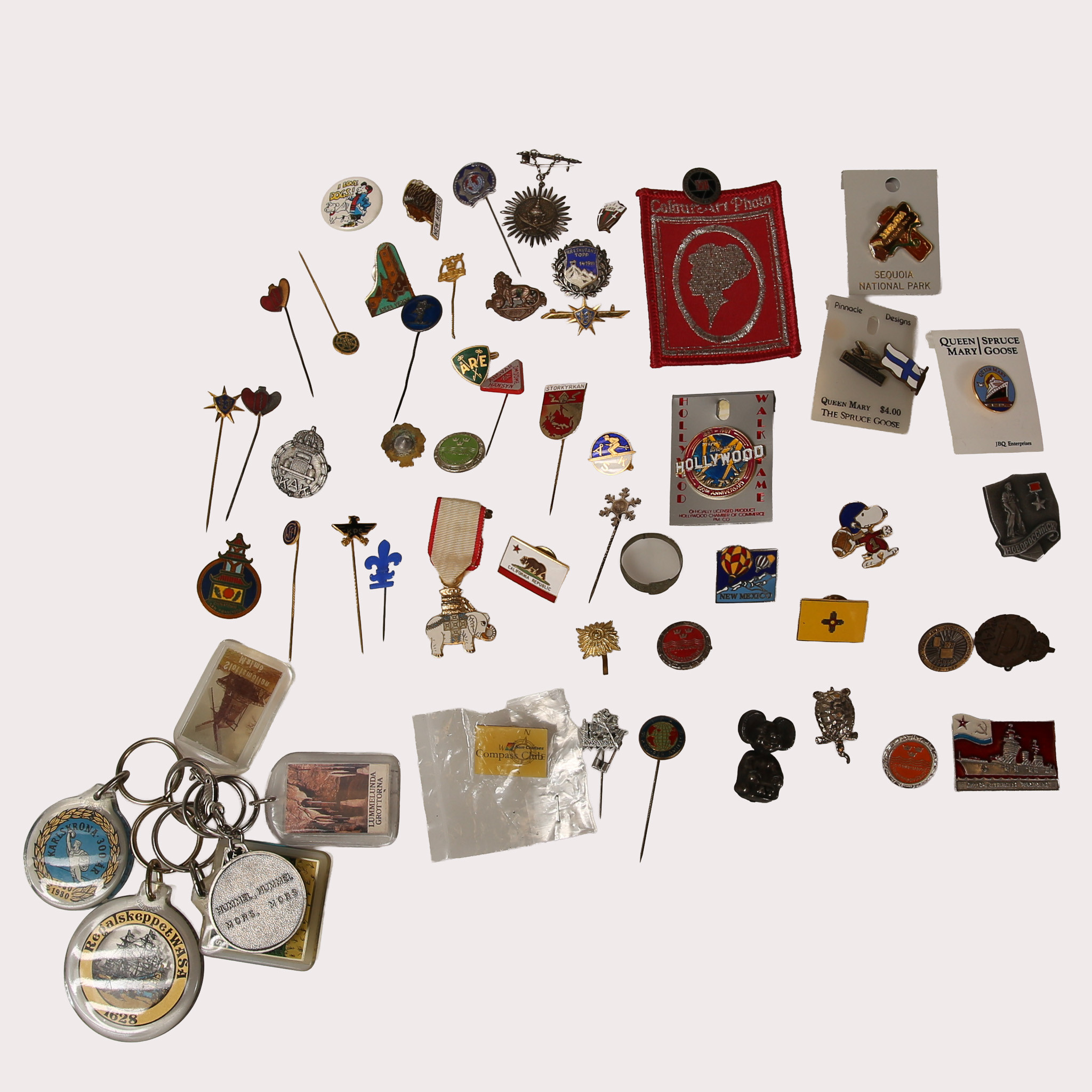 PINS/NÅLMÄRKEN, NYCKELRINGAR, mm. Ett parti. Omkring 1900-talets mitt, och framåt.