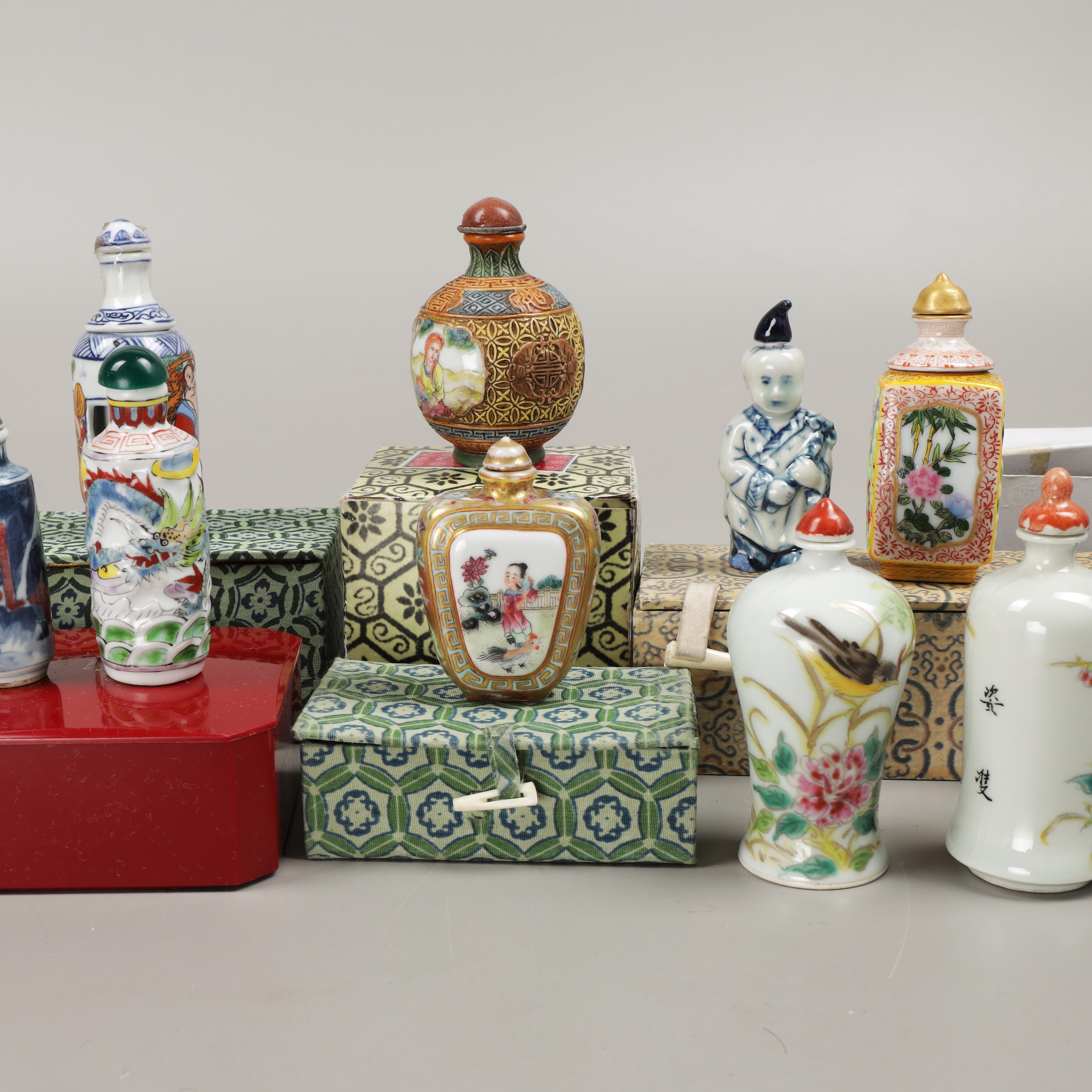 SNUSFLASKOR, 11 st, porslin/trä, Kina, 1900-tal.