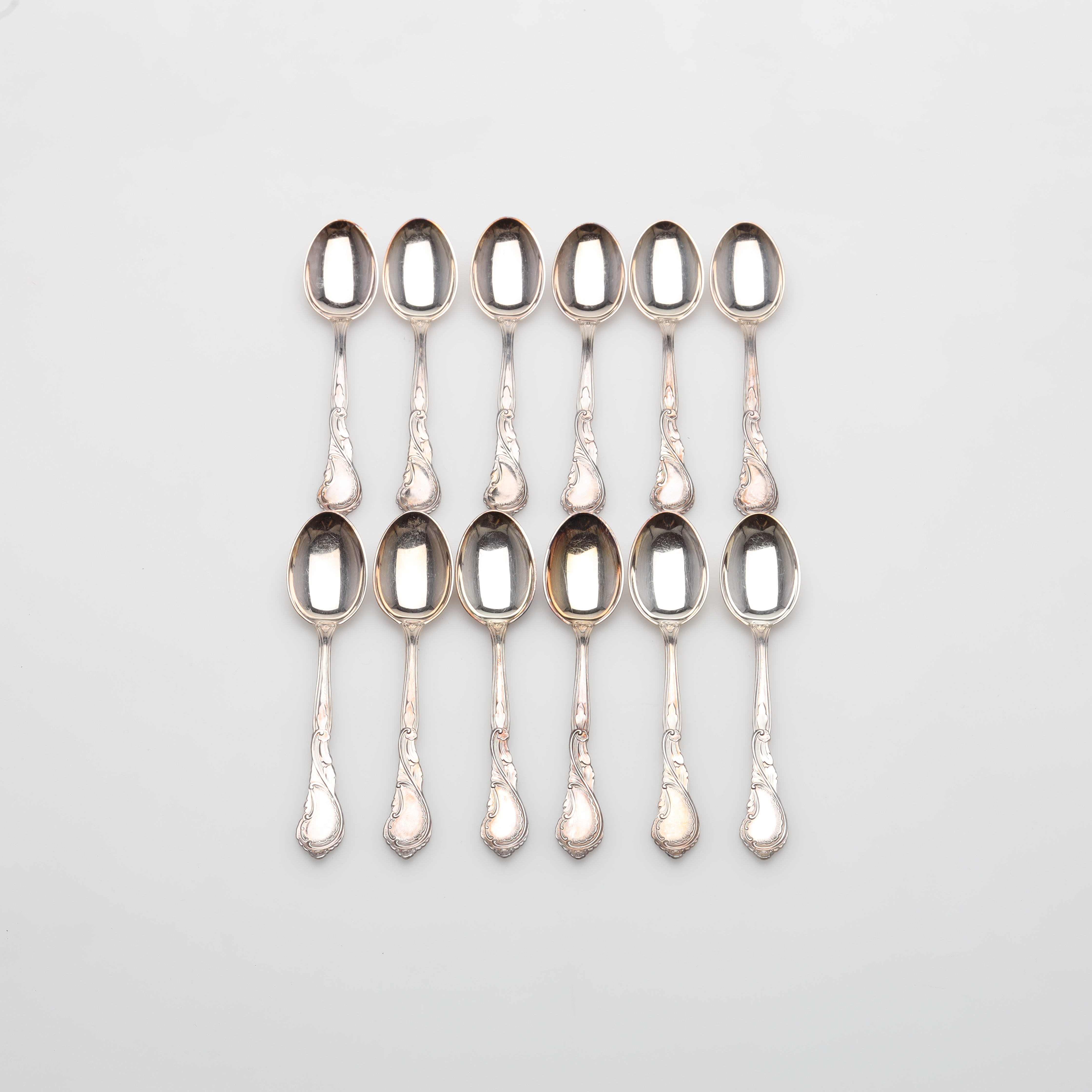KAFFESKEDAR 12 stycken silver "rokoko" Guldfynd vikt ca 172 gram.