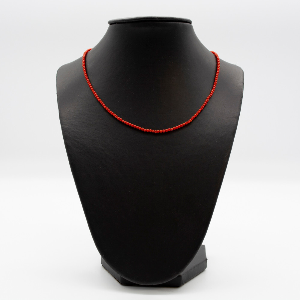 COLLIER AUS KLEINEN ROTE KORALLE PERLEN. VINTAGE.