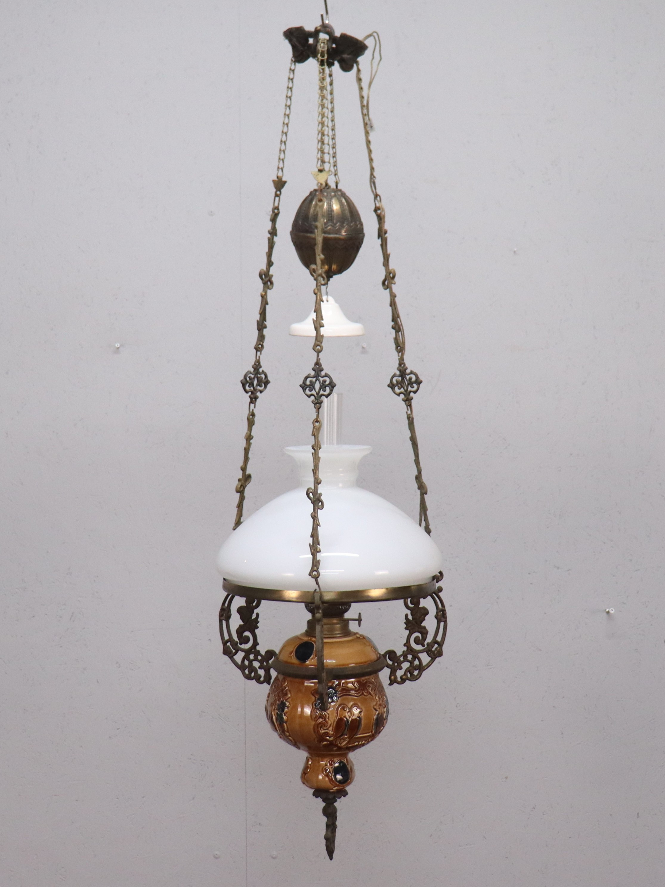 TAKLAMPA, fotogenlampa med tillsatt elektriskt ljus, majolika, glas och metall, tidigt 1900-tal.