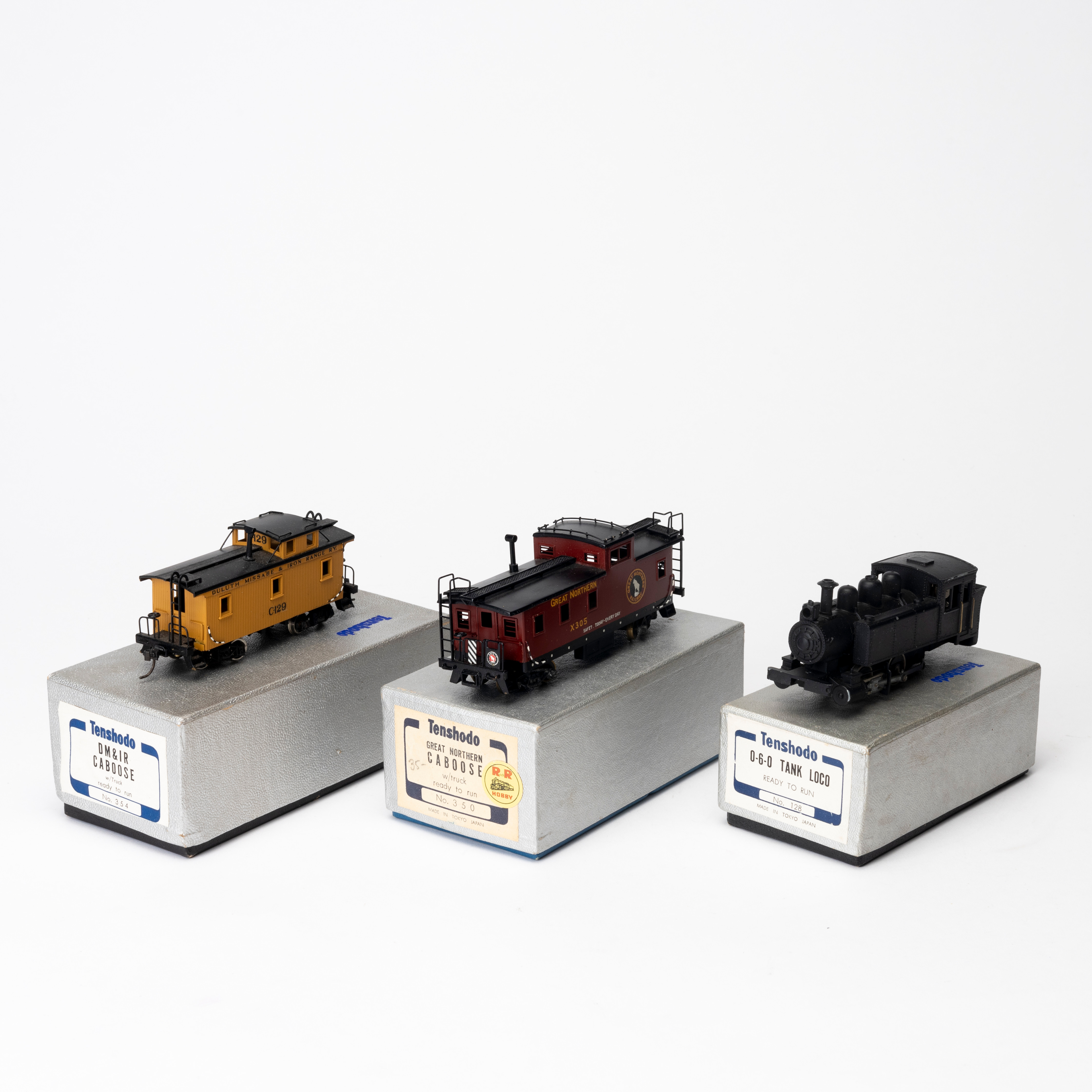 TENSHODO amerikanskt ånglok, 0-4-0 ,samt 2 st Caboose., originalkartong, Japan.