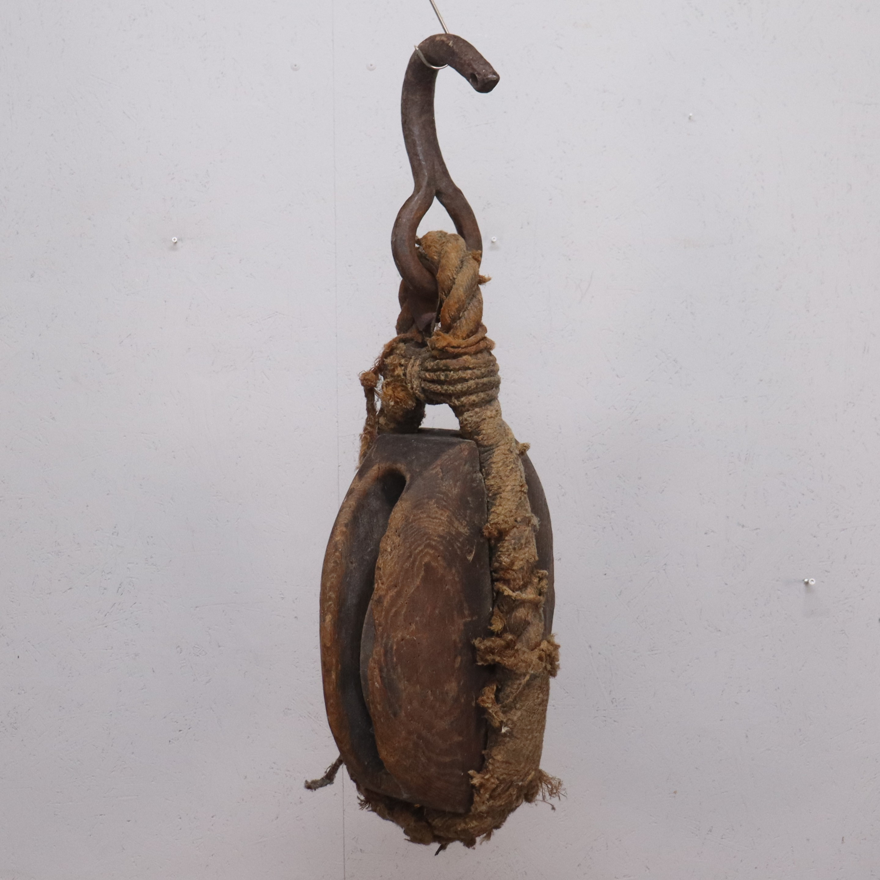 TALJA / BLOCK, stor modell trä, rep och järnsmide, 1800-tal.