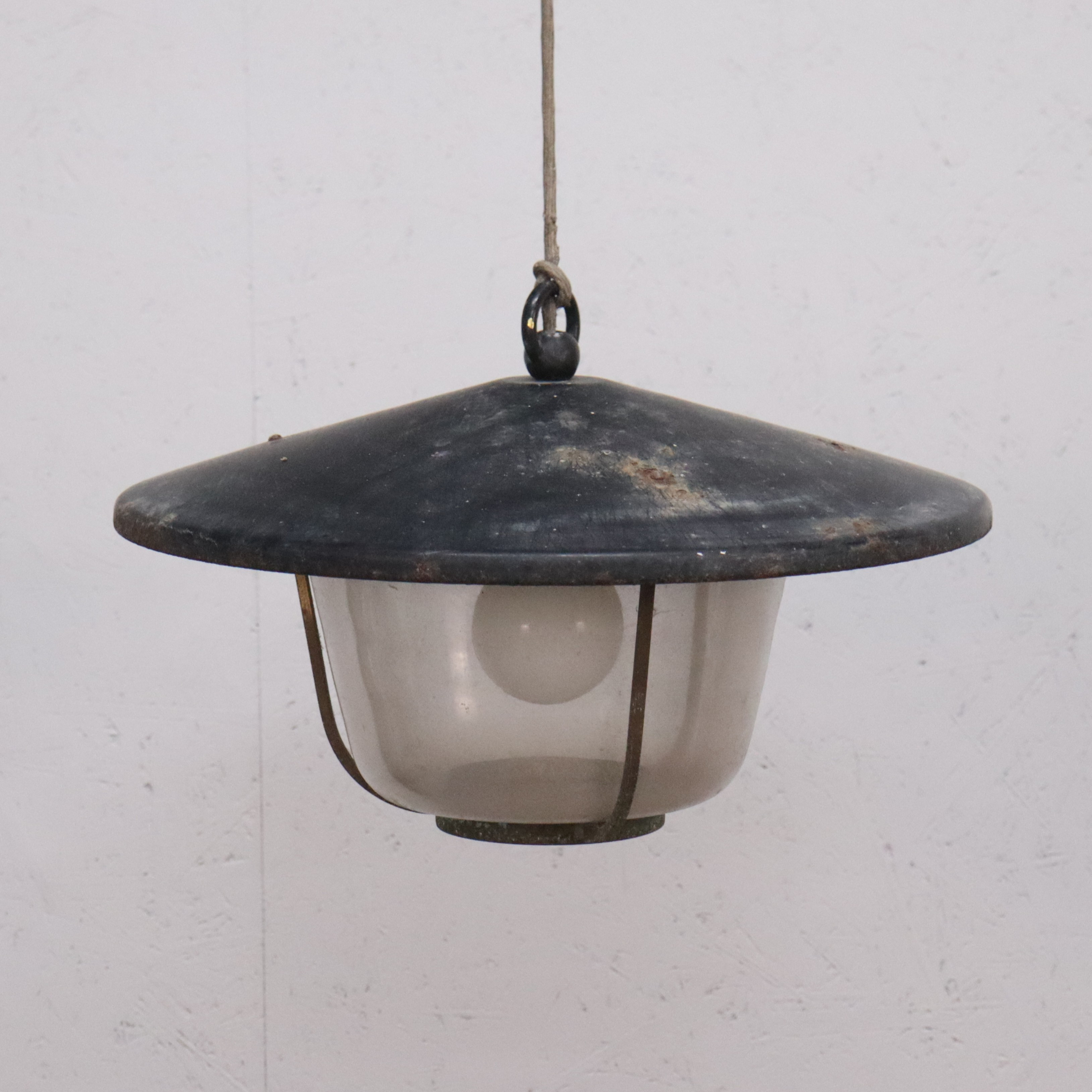 TAKLAMPA, industrimodell, plåt med glas, 1900-talets mitt.