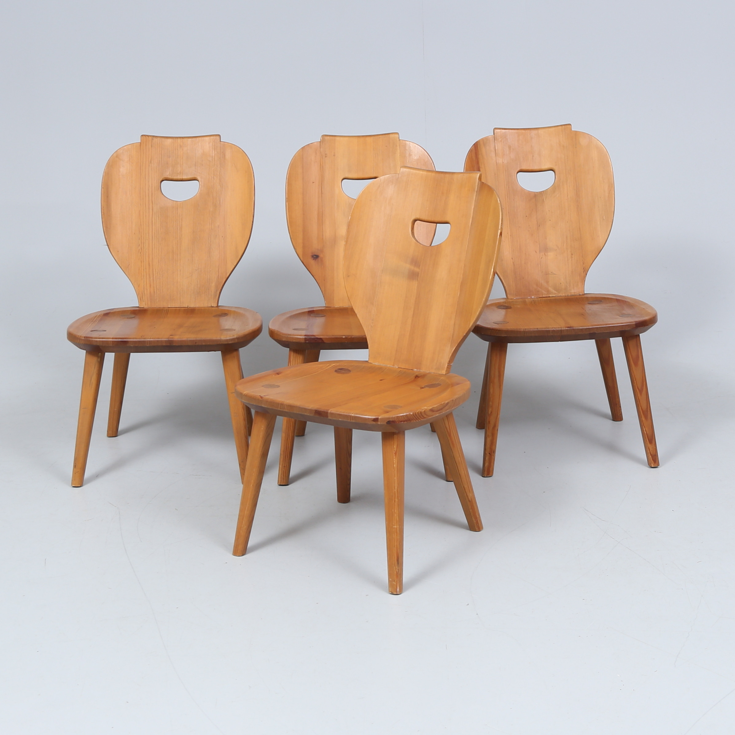 CARL MALMSTEN. 4 stolar, modell "Bras-stol /Sörgården”, furu, Svensk fur. 1900-talets mitt.