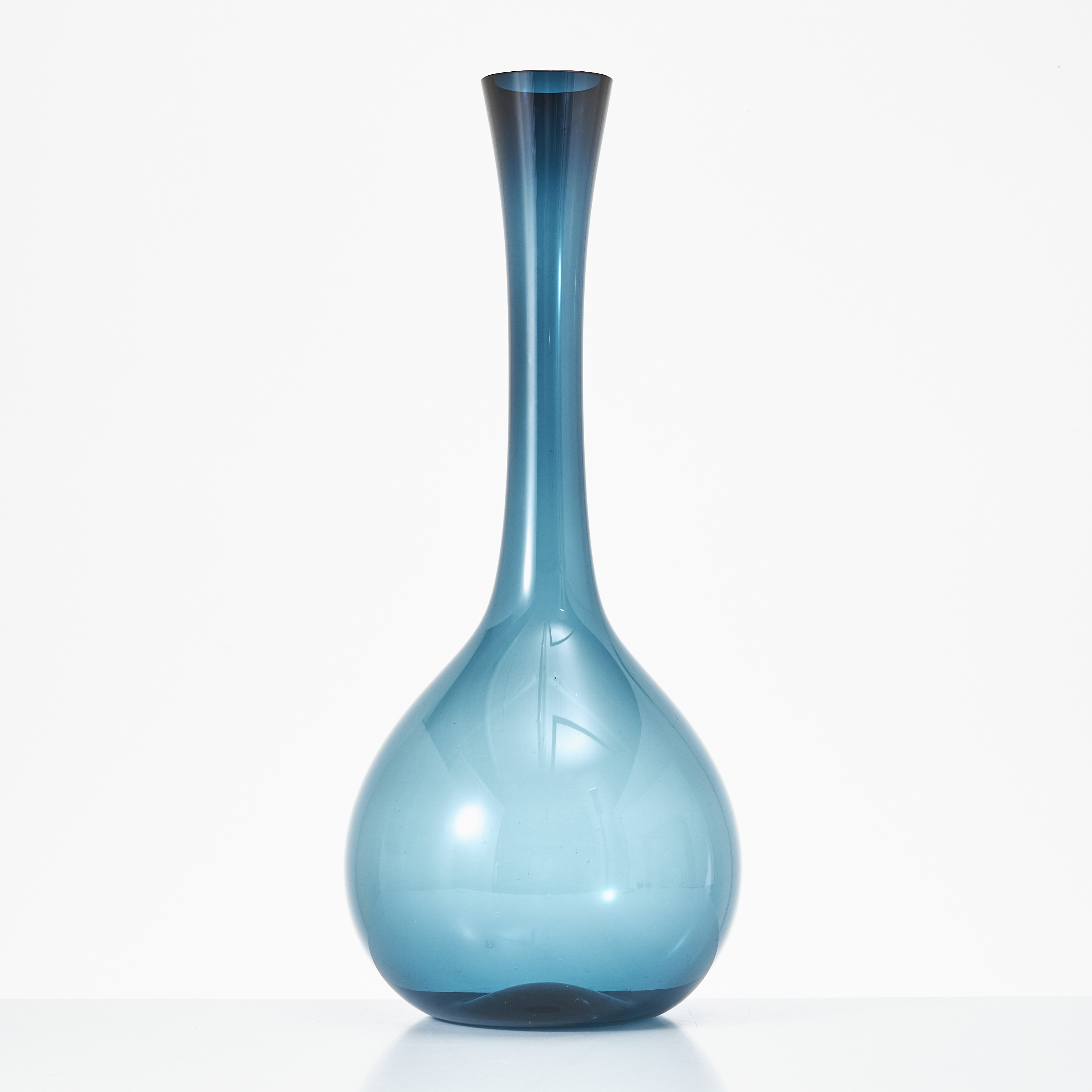 ARTHUR PERCY. Golvvas. "Bulbvas", Gullaskruf Glasbruk, 1950-tal, blå glasmassa.