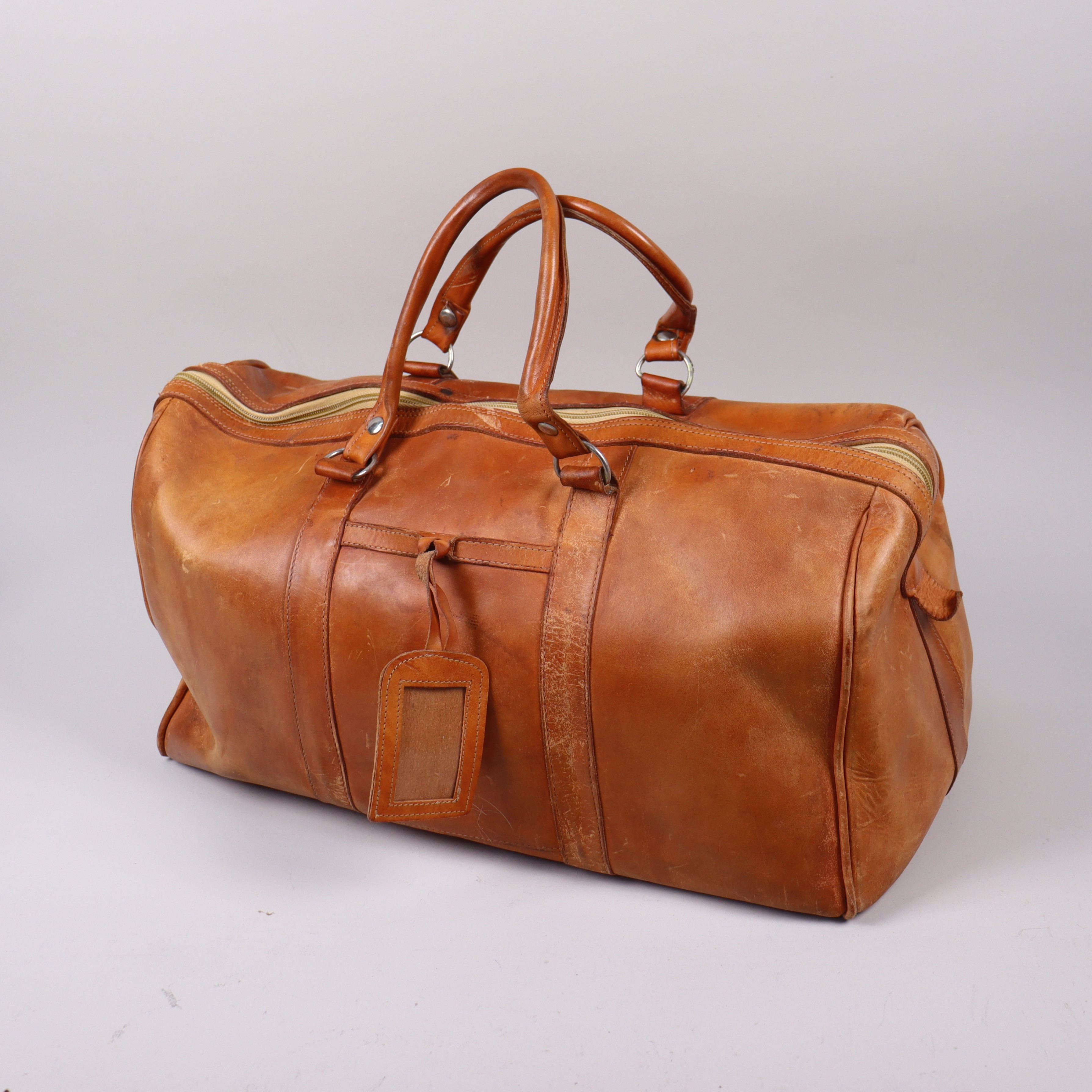 WEEKENDVÄSKA, konjaksfärgat grovt läder, 1900-tal.