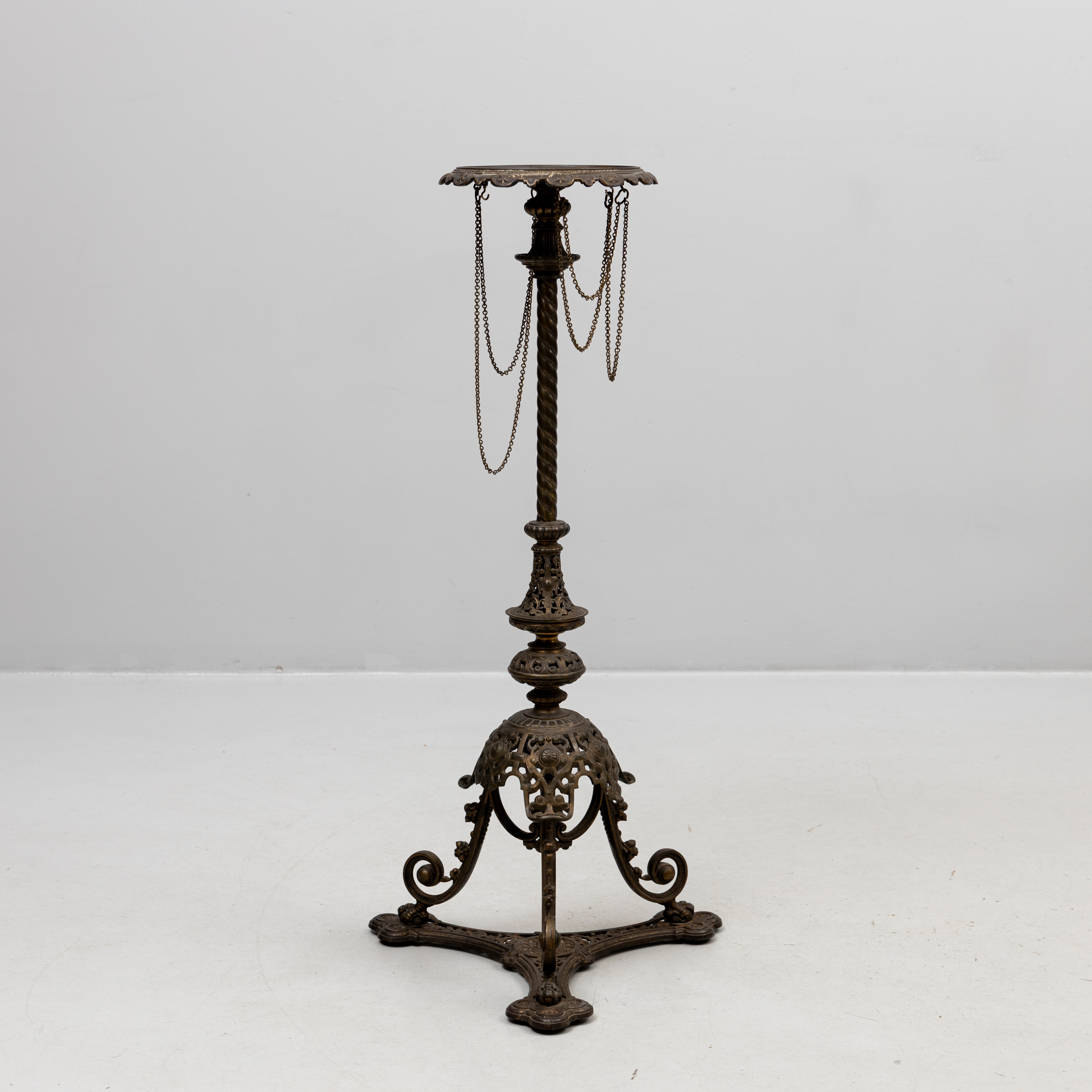 PIEDESTAL, gjutjärn med kedjor, omkring 1900.