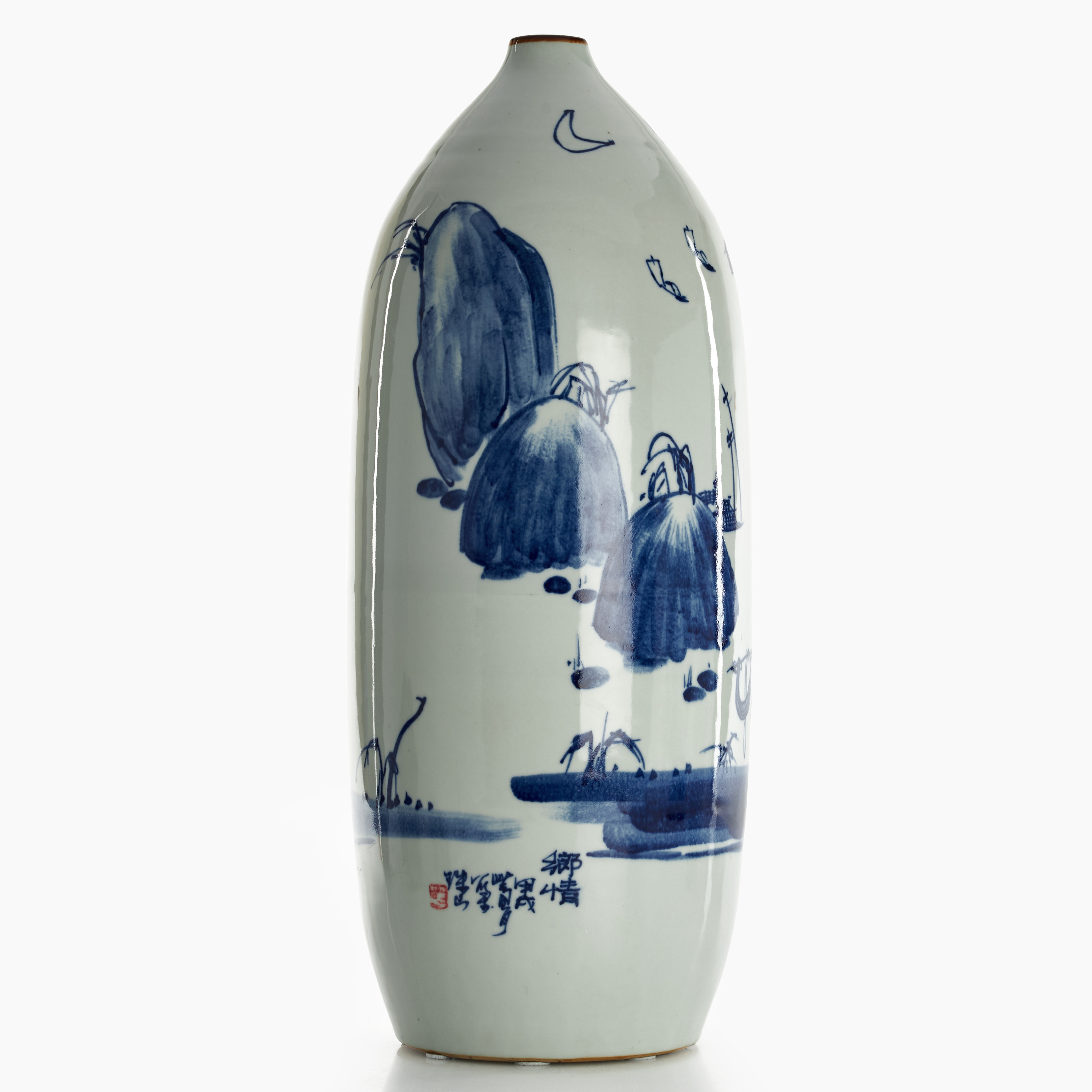 VAS, porslin, Kina, modern tillverkning, Jingdezhen, motiv i underglasyrblått av berg och flodlandskap samt med kalligrafi.