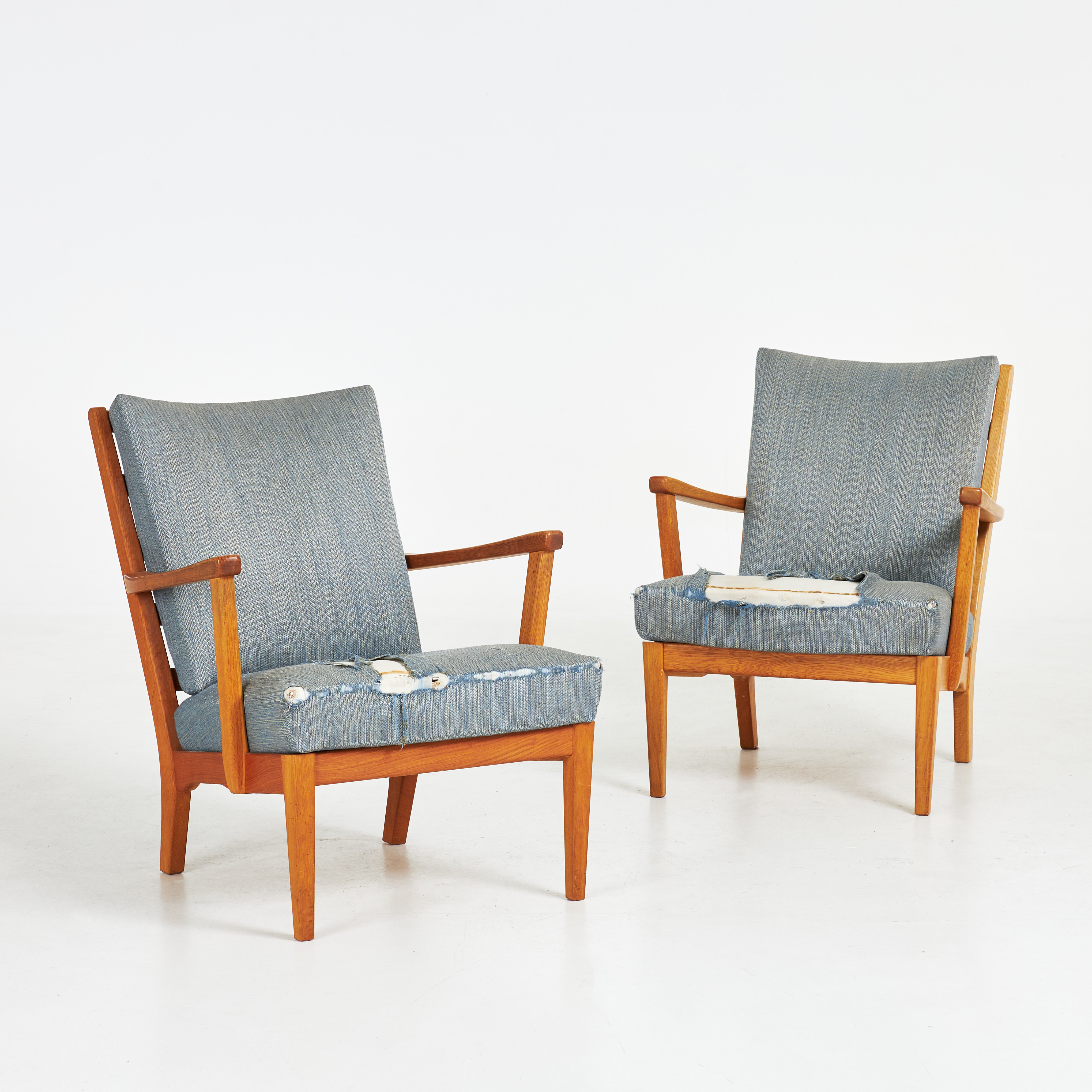 CARL MALMSTEN. "Stugan", fåtöljer, ett par, AB O.H Sjögren, Tranås, stomme i ek, blå textilklädsel.