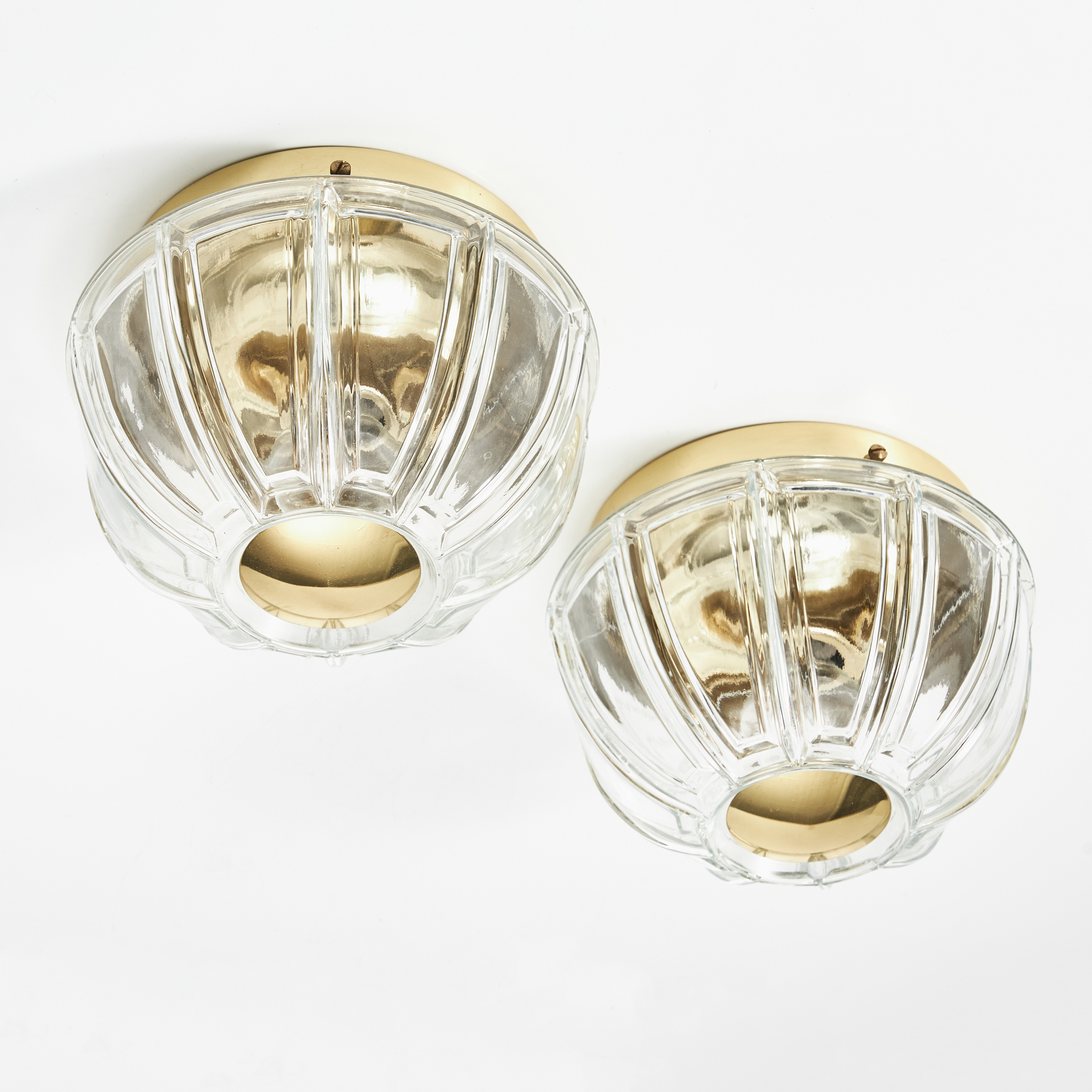 TAKLAMPOR, ett par, plafondmodell, fäste i förmässingad metall, kupor i formgjutet glas, modell 2812.