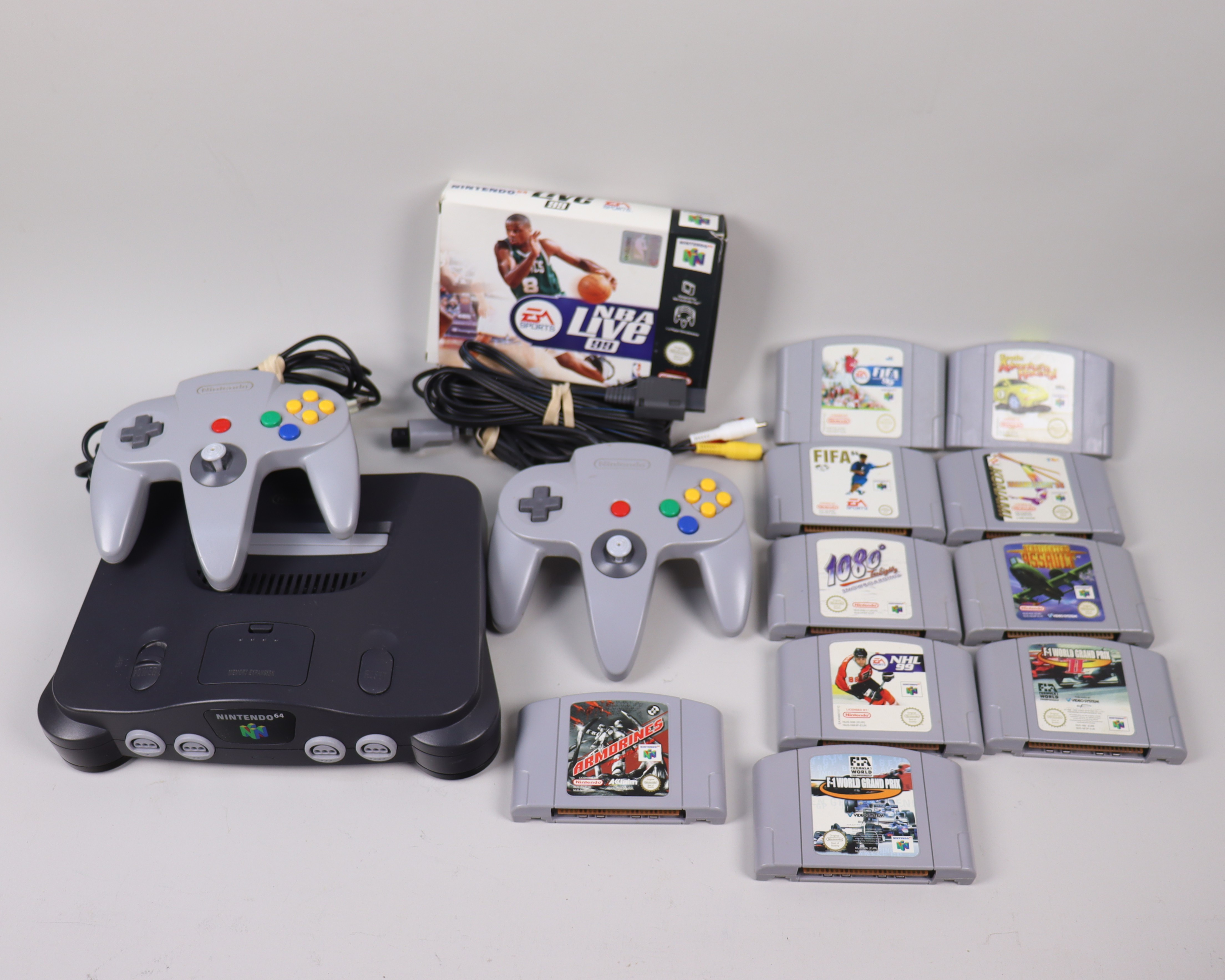 NINTENDO 64 med tillbehör och 11 spel.
