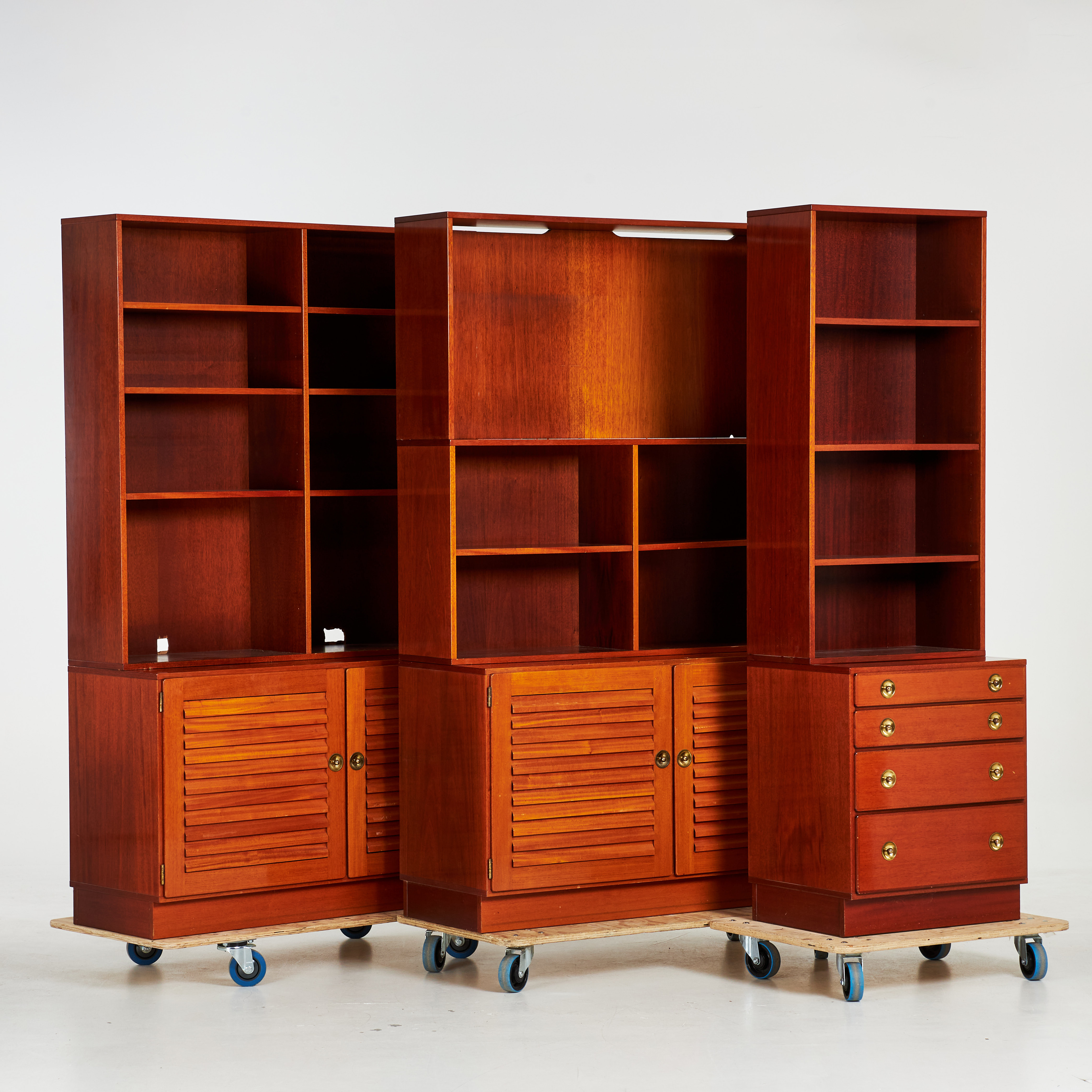 BOKHYLLOR. 3 sektioner delbara, 1900-talets andra hälft, fanérade i mahogny, beslag i gulmetall.