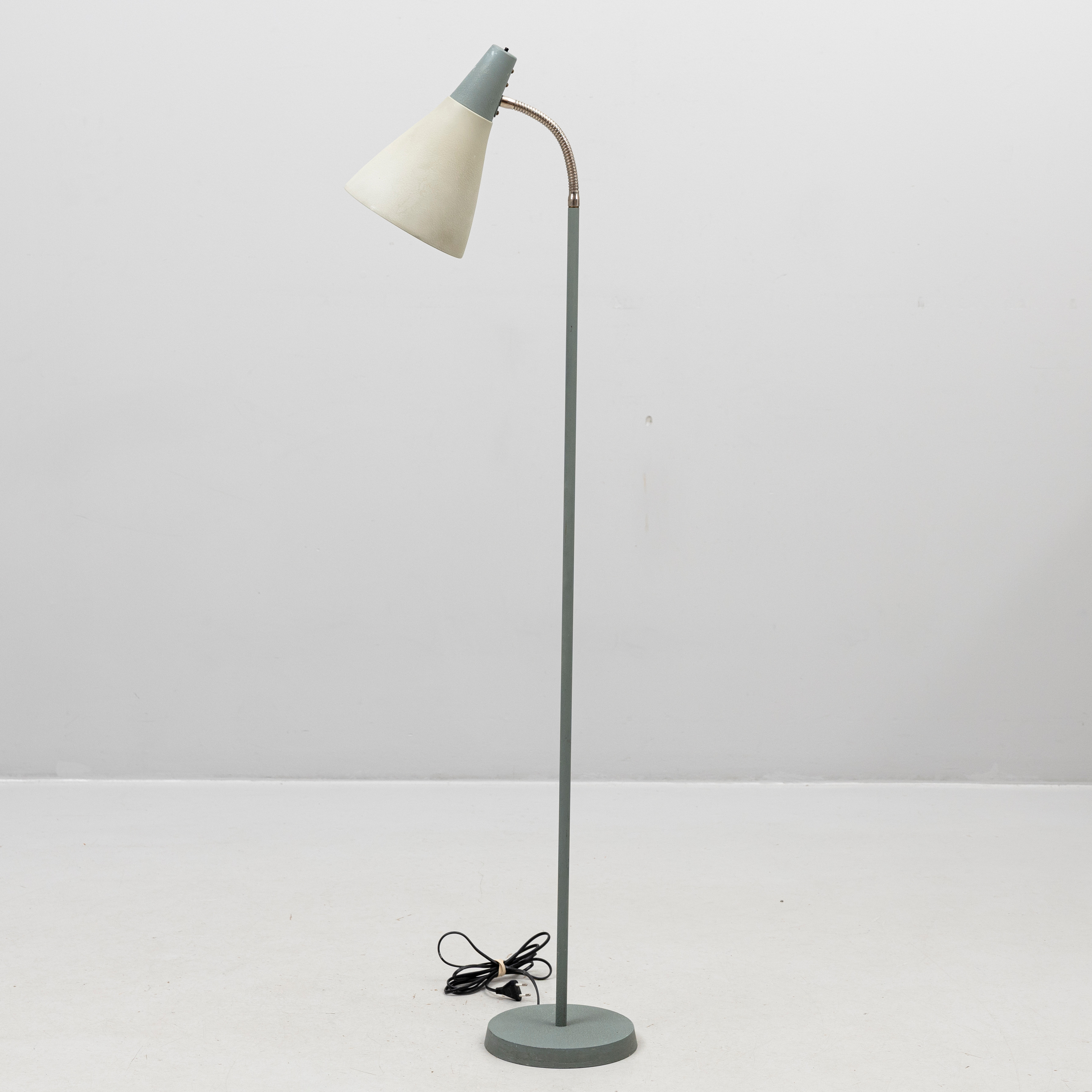 GOLVLAMPA, lackerad metall, Böhlmarks, 1900-talets mitt.