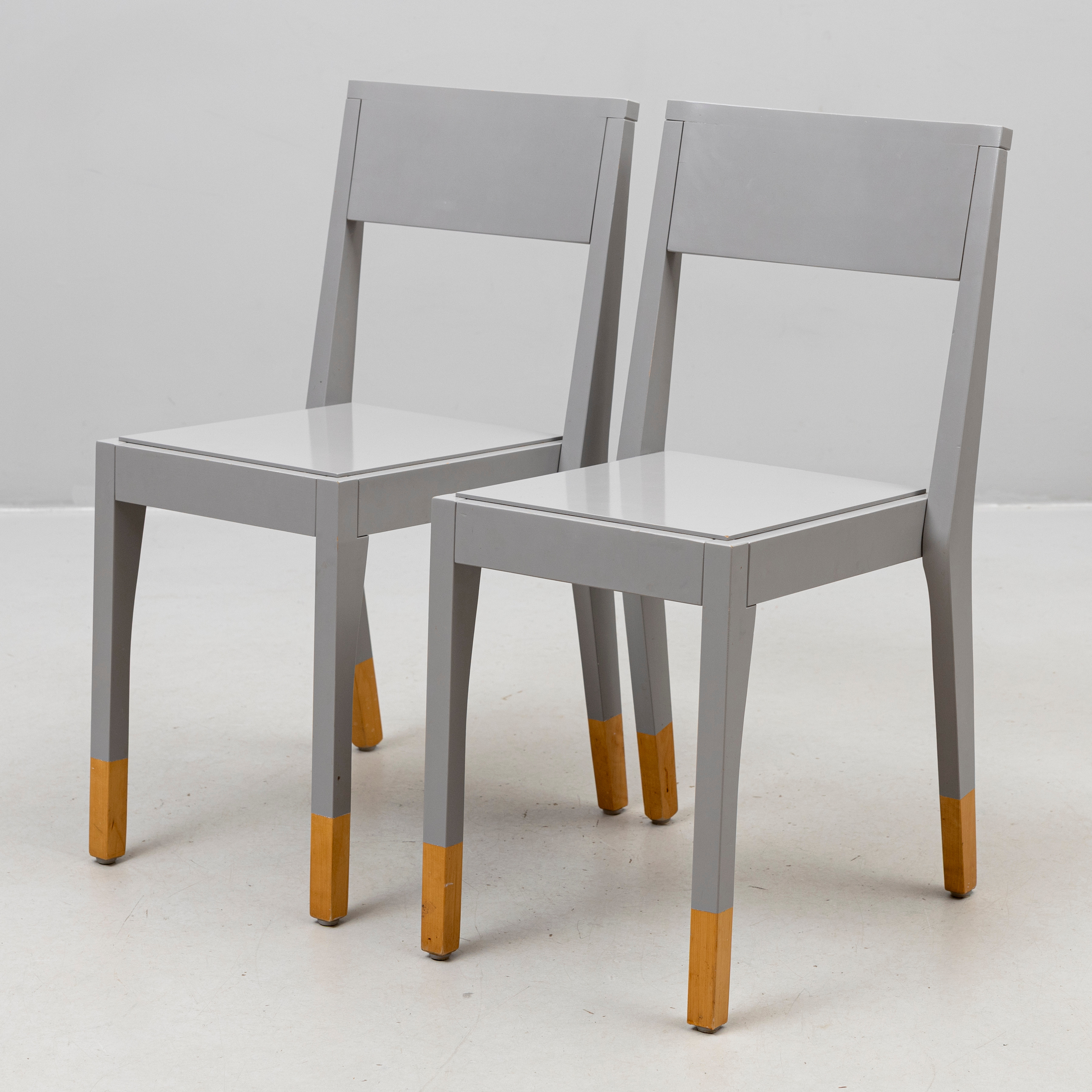 THOMAS SANDELL (F. 1959). Stolar, ett par, "TS stol", grålackerad björk, formgiven 1994-95.