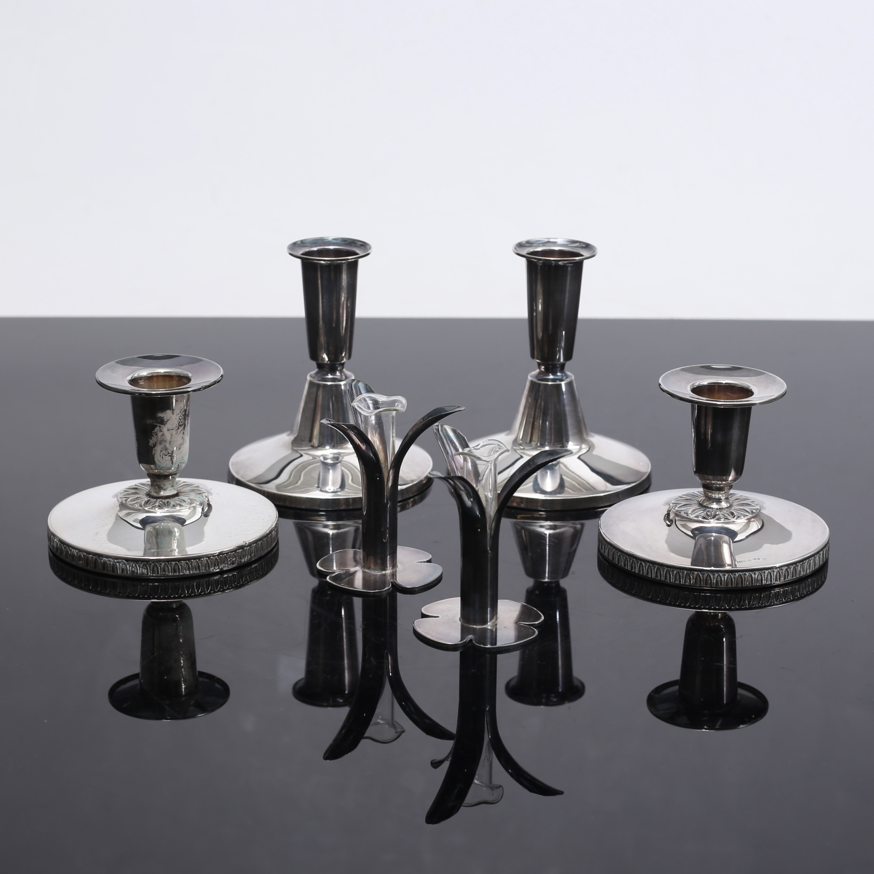 SILVER, ljusstakar, 2 par, K&EC, 1960-tal, totalvikt 515 gram samt ett par nysilverljusstakar.