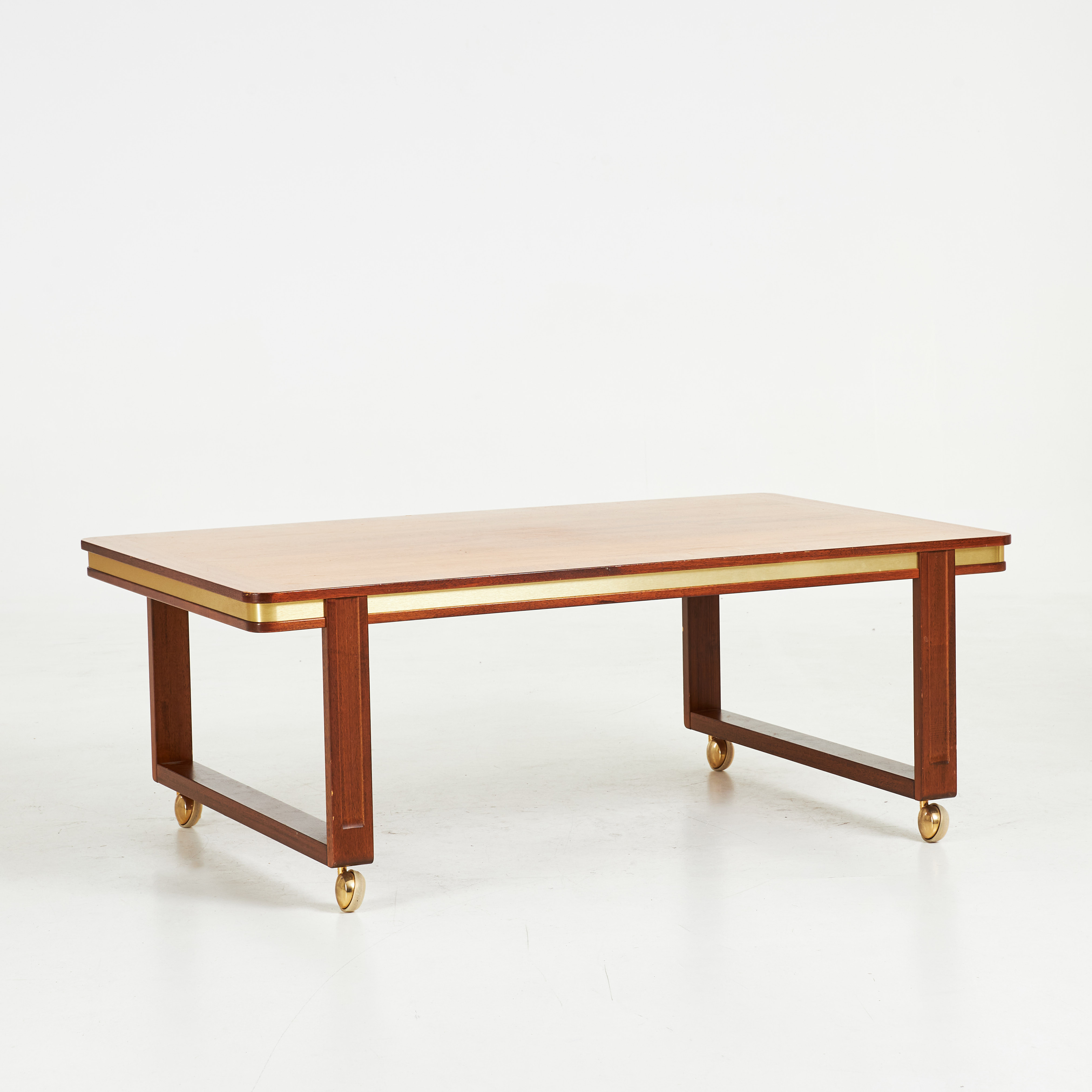 SOFFBORD. Möbelfabriks AB Carlsson & Co, Bengtsfors, 1970-80-talet, skiva fanerad med valnöt.