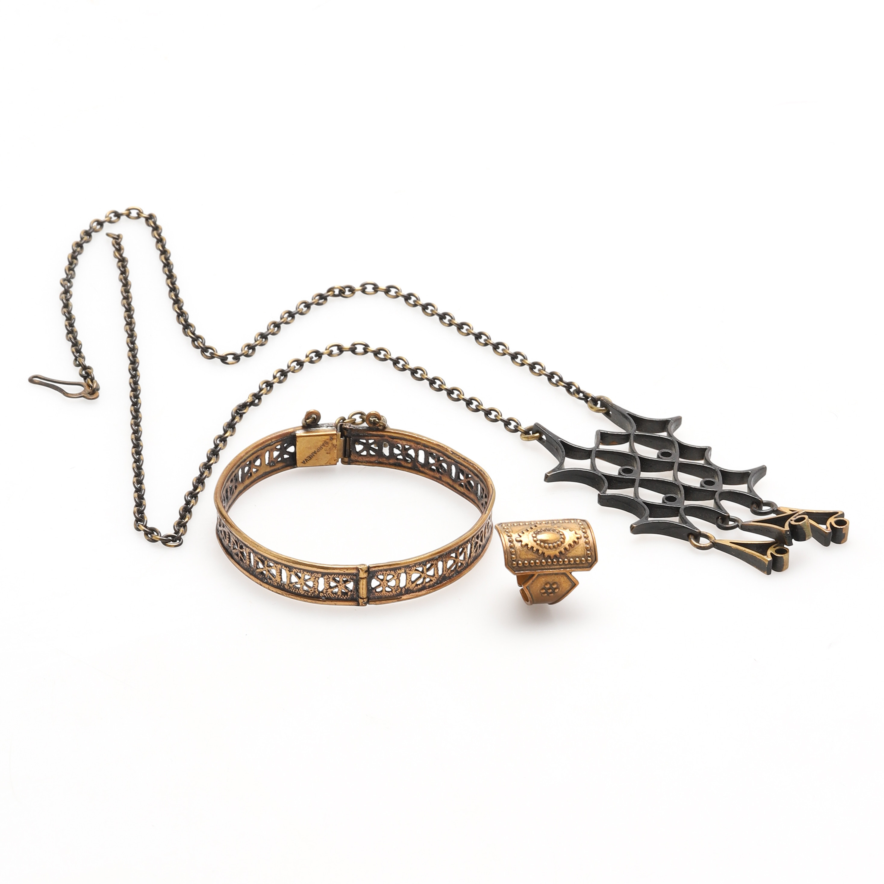 SMYCKEN BRONS. 3 st, blad annat Pipa Niinimäki, Finland.