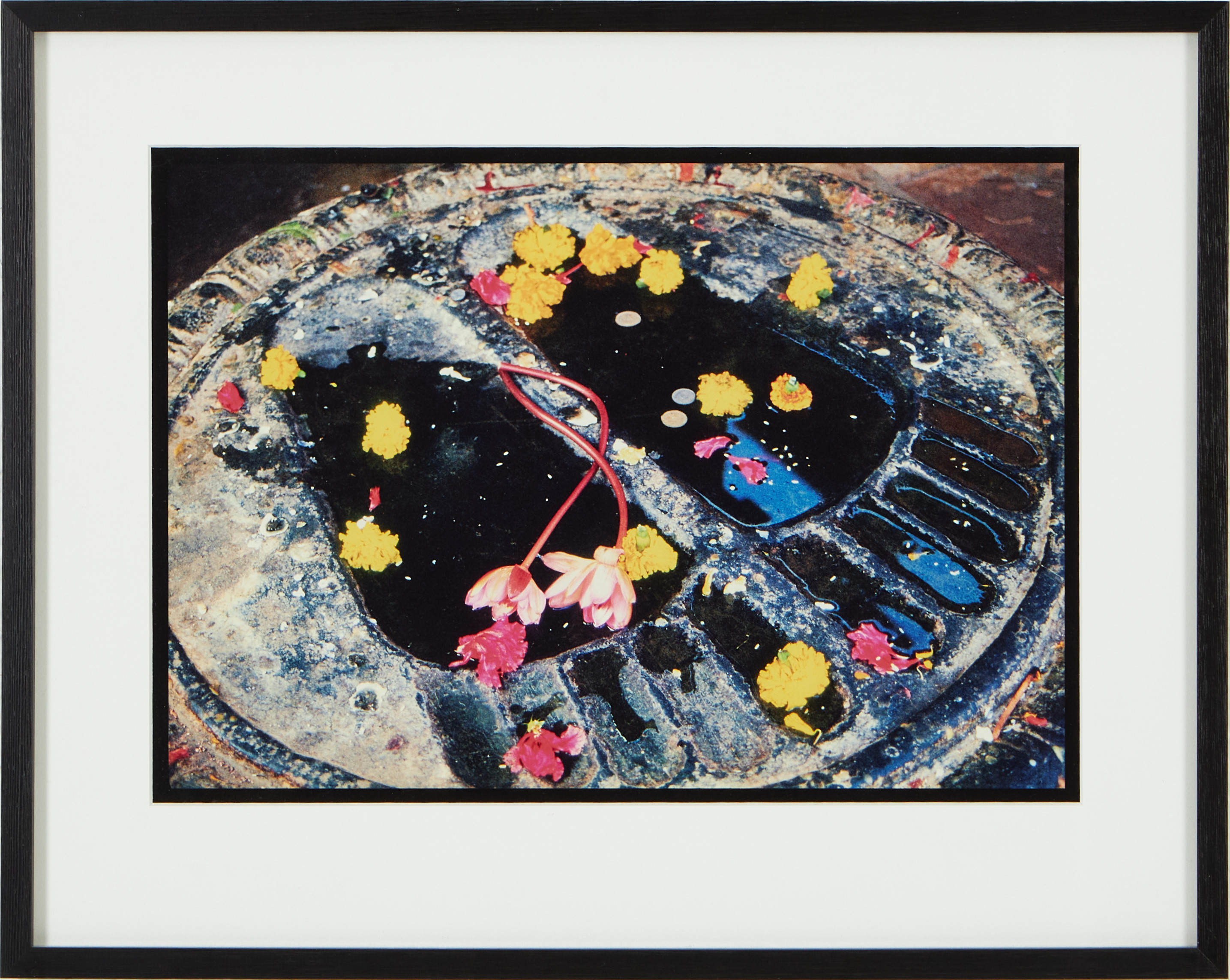 KÄRSTI STIEGE. Blommor vid Buddhas fötter, från utställningen "Möten med Buddha", Östasiatiska Museet, 2004, osignerat.