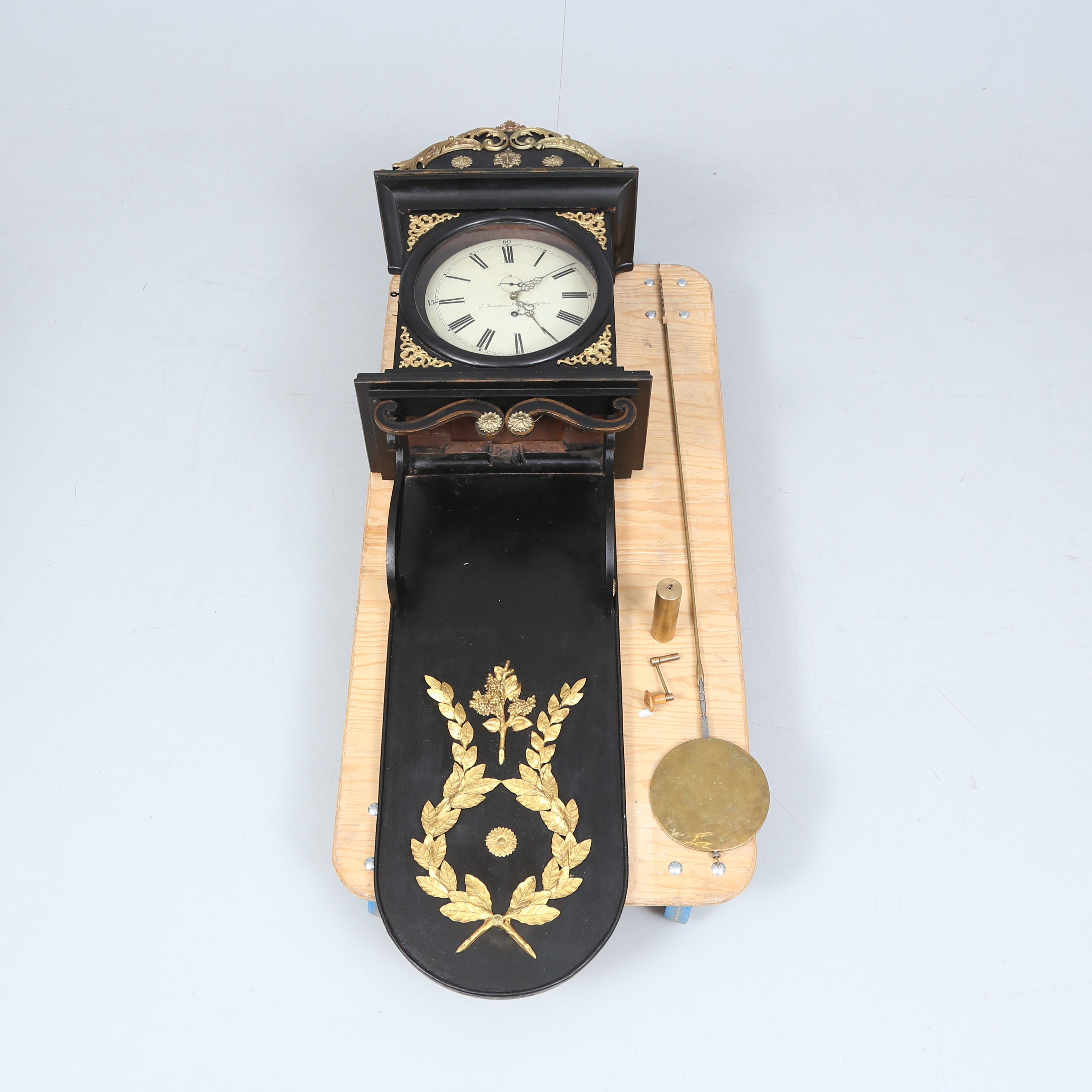 VÄGGUR, troligen ett gesällarbete av svensk urmakare, urverk troligen Tyskland/Österrike.