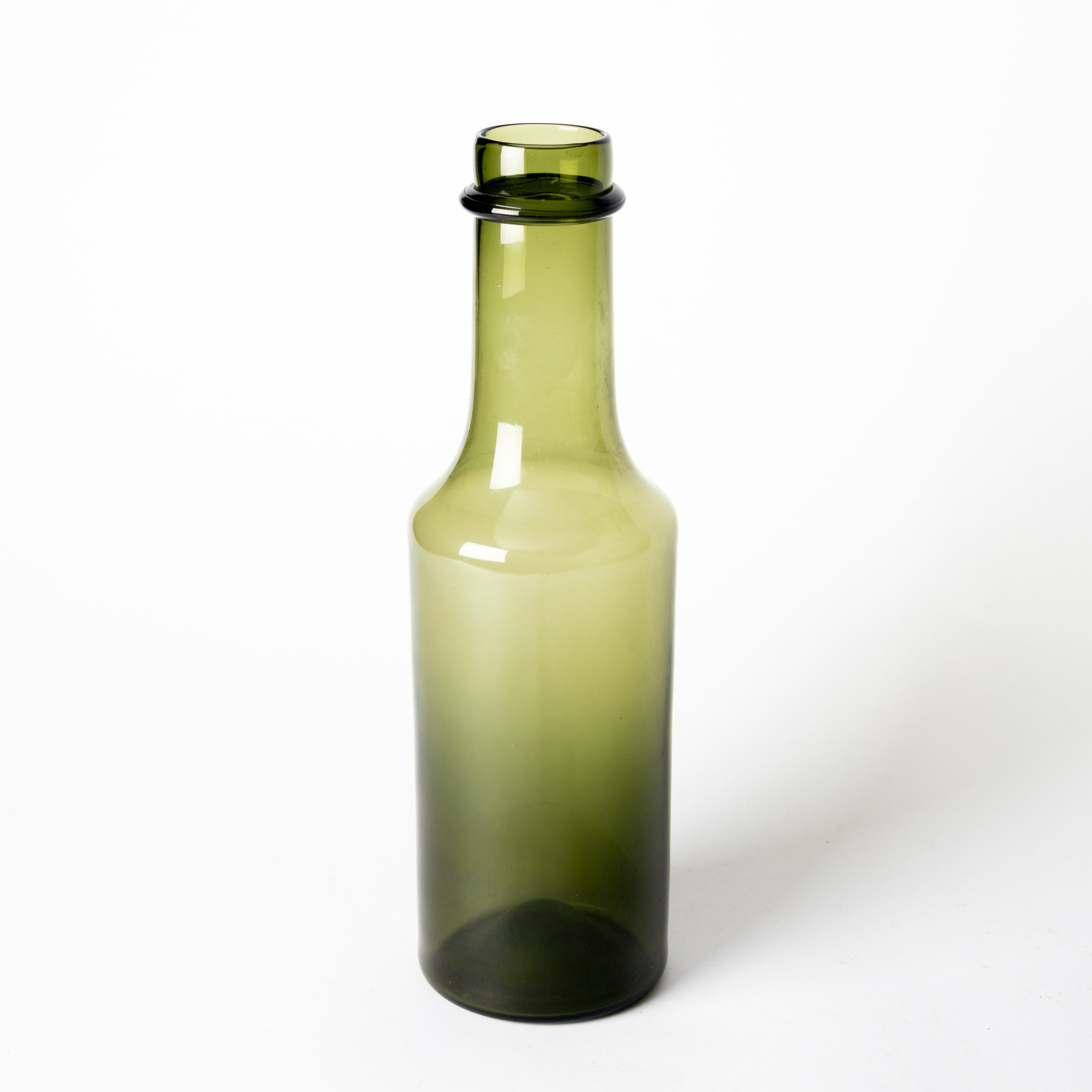 TAPIO WIRKKALA. Flaska, modell nr 2507, grönfärgad glasmassa, signerad, Iittala, Finland, 1959-68.