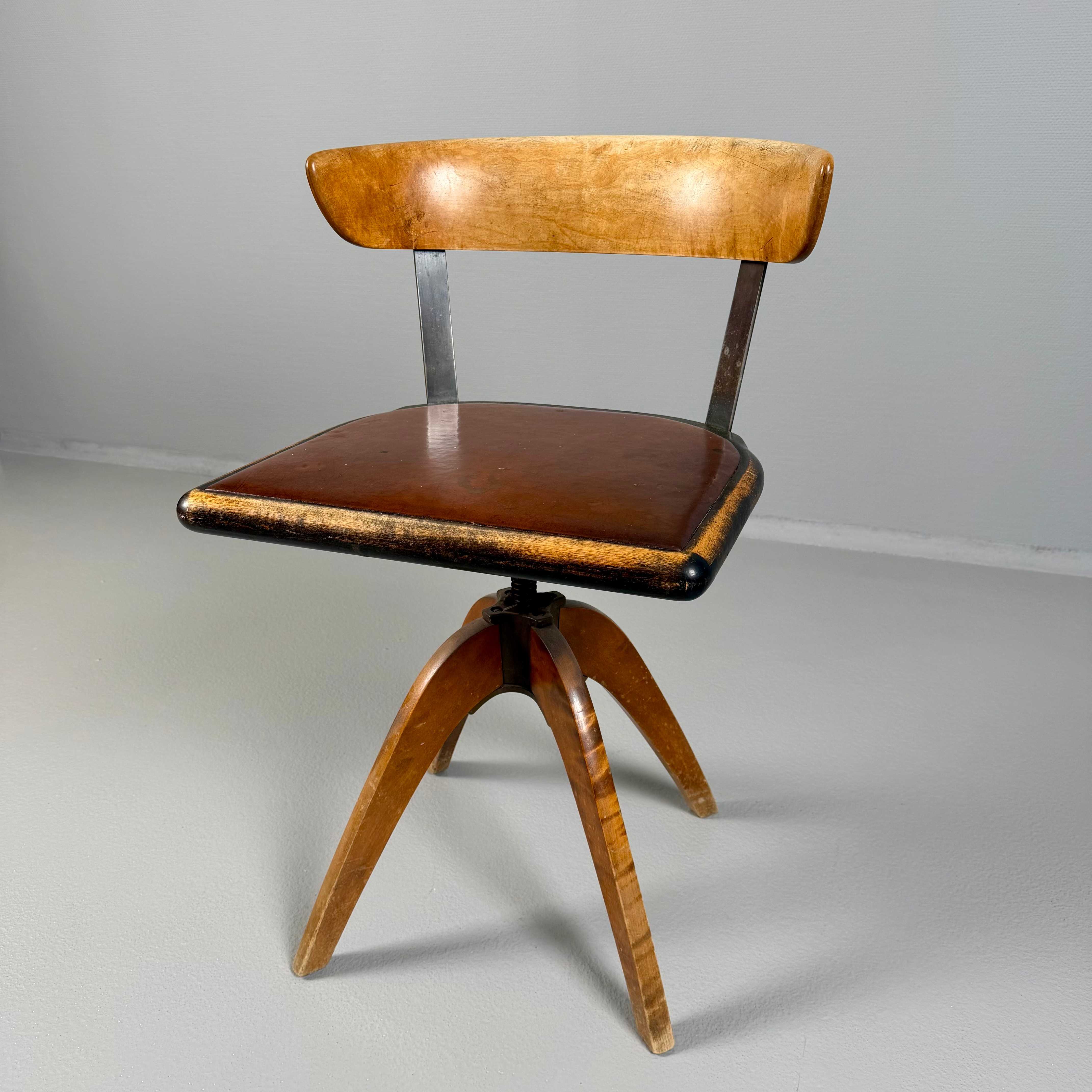 KONTORSSTOL/ SNURRSTOL, 1940/50-tal, höj-/sänkbar, björk, sits i läder.