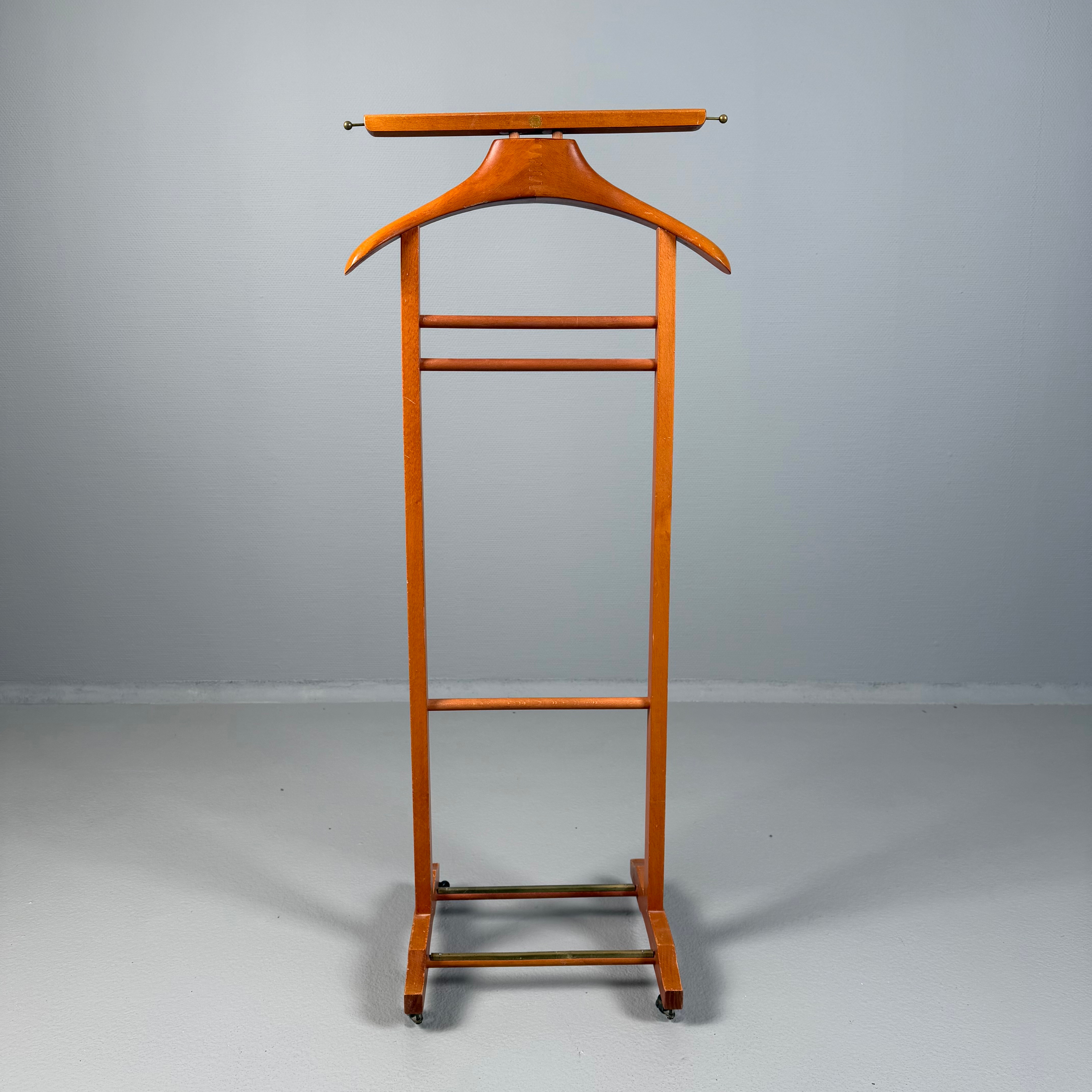 HERRBETJÄNT, Fratteli Reguitti, Italien, 1900-talets andra hälft, betsad bok, märkt "FR Brevettato Made in Italy", på hjultrissor.