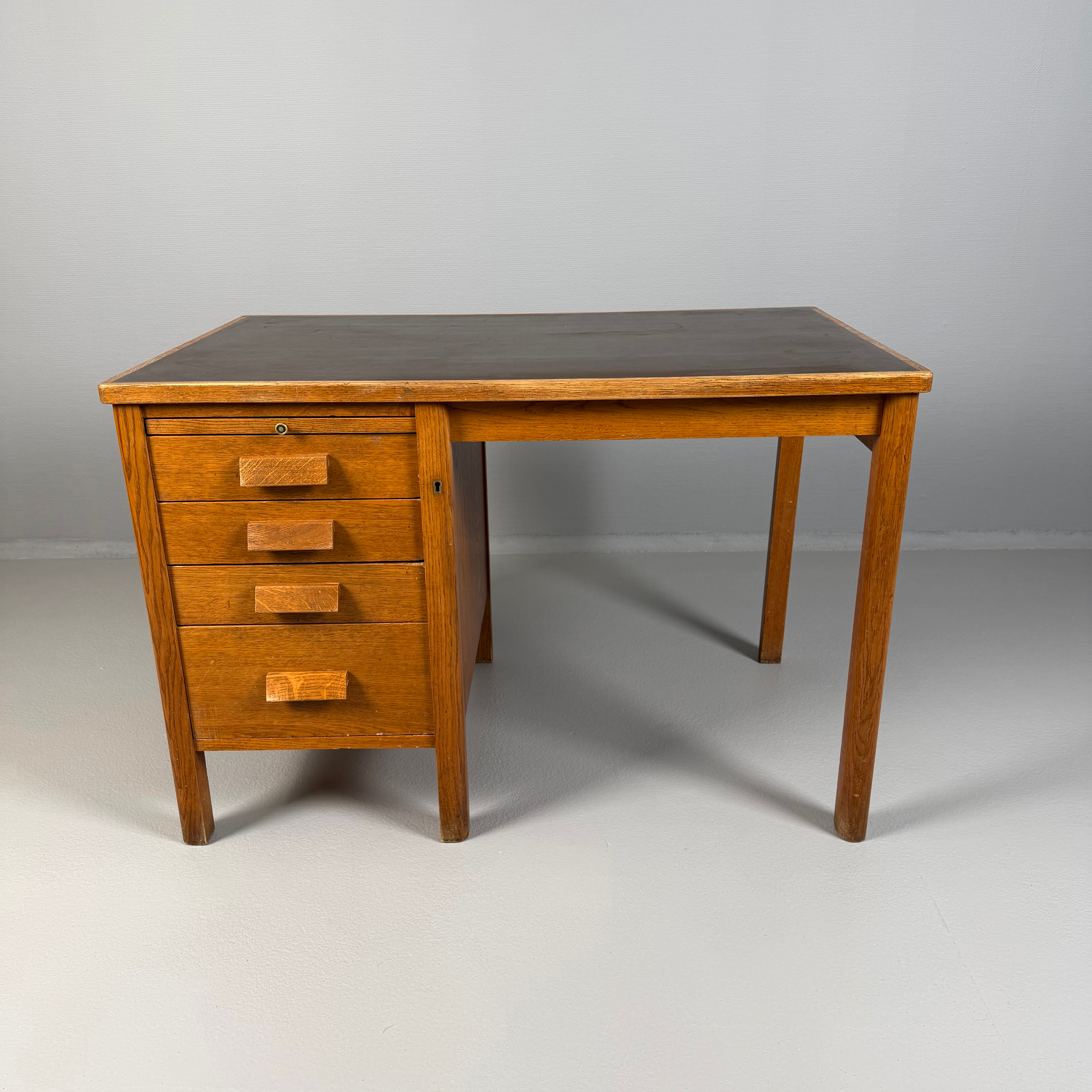 SKRIVBORD, 1900-talets mitt, ek, hurts med 4 lådor, kortsida och långsida med utdragbar skrivskiva, nedersta lådan med inredning/ arkivställ.