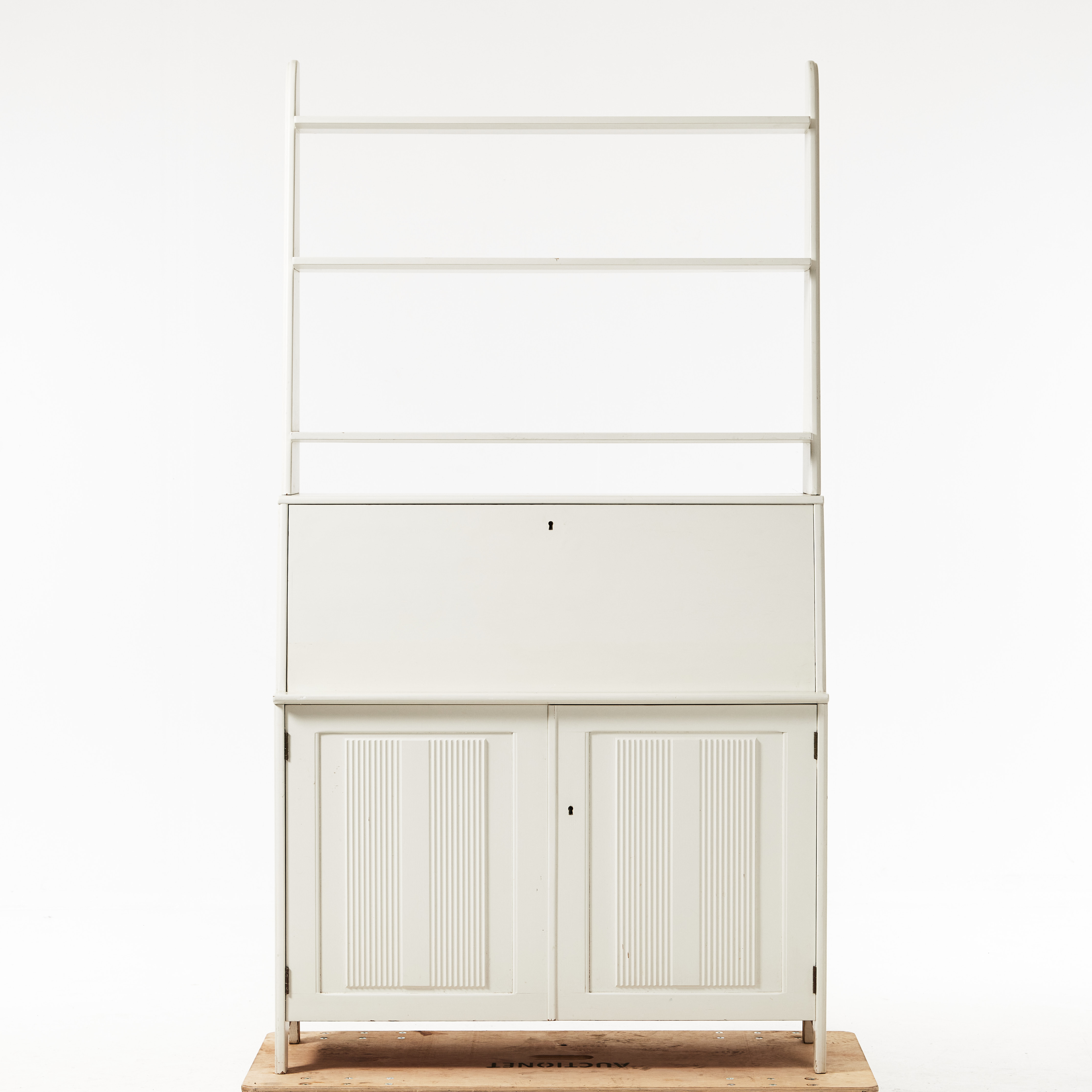 CARL MALMSTEN. bokhylla, "Visingsö", vitlackerade, överdel med hyllplan och sekretärdel, underdel med skåp, hyllinredning, brännmärkt.