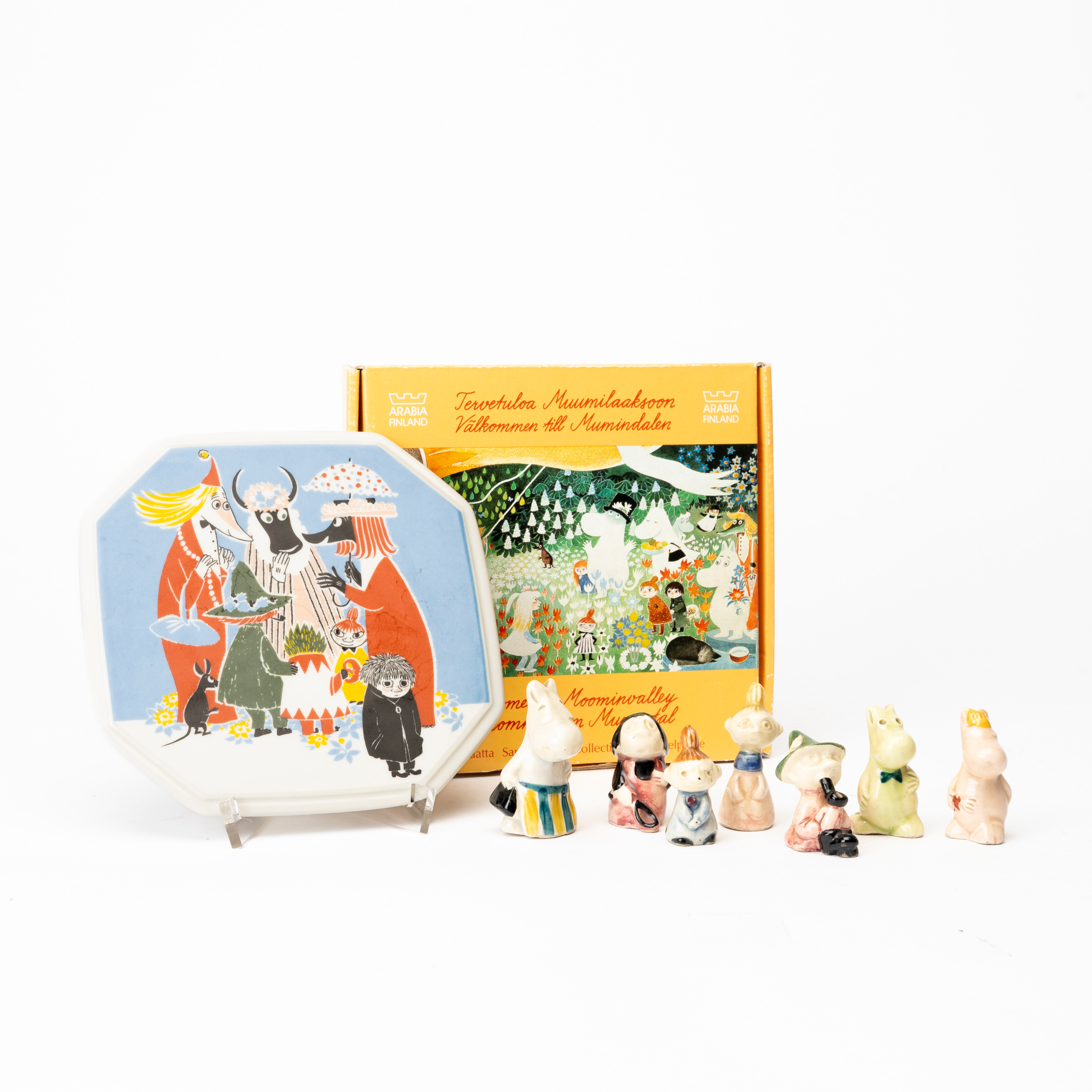 SIGNE HAMMARSTEN-JANSSON & LEO TYKKYLÄINEN. Figuriner, 7 st, bemålad keramik, samt väggplakett, Vem ska trösta lilla Knyttet? "Mumin", Arabia, 1950 resp 1990-tal.