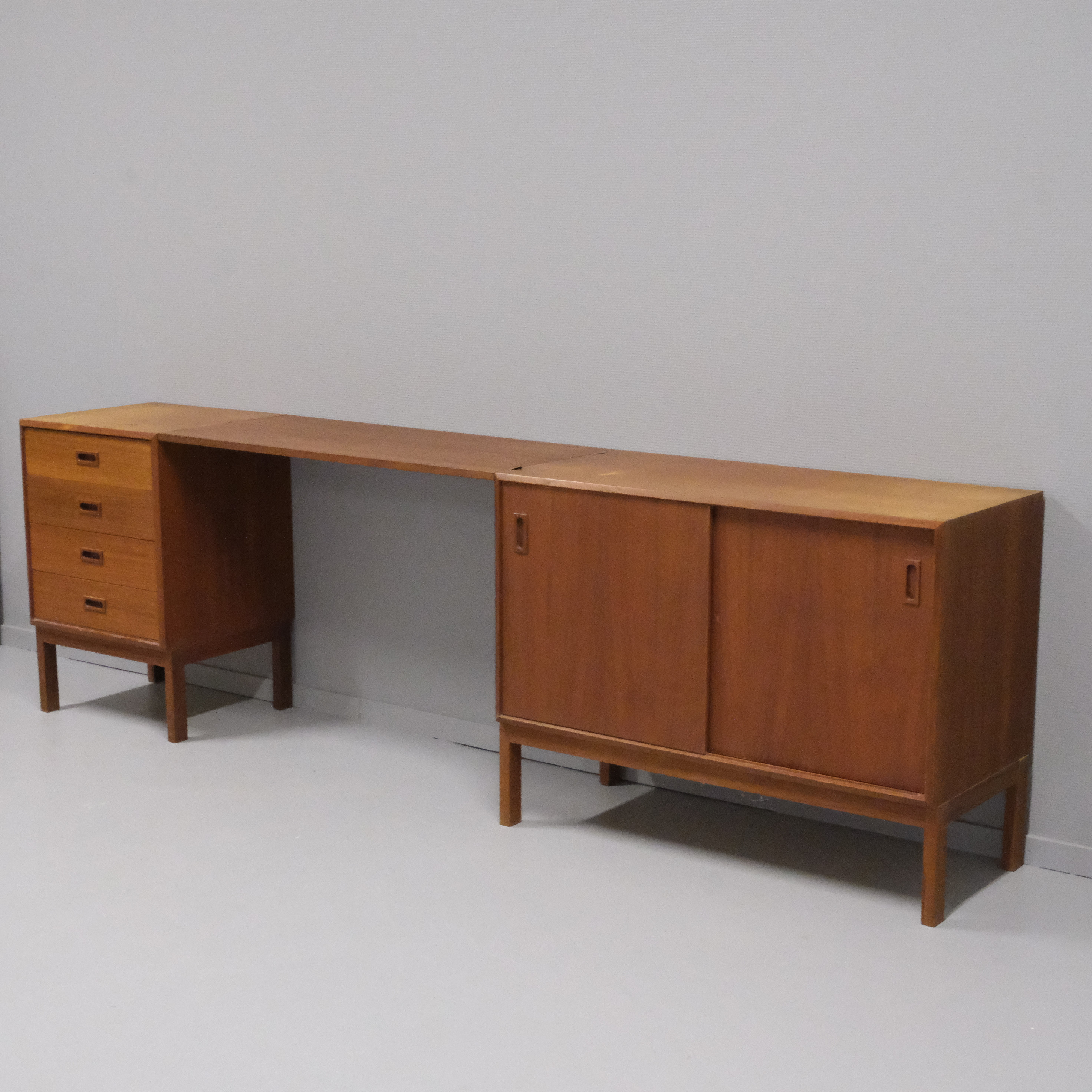 HURTSAR MED SKIVA, TEAK, TVÅ STYCKEN.