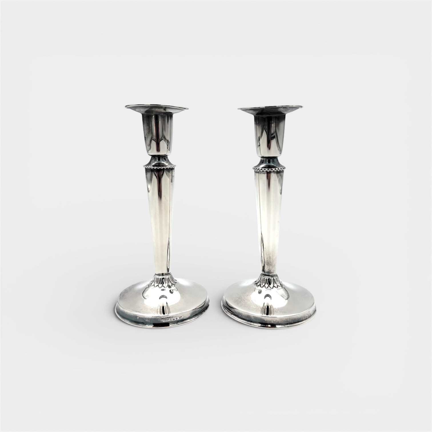 LJUSSTAKAR, 1 par, silver, stämplad för Befa Guld- & Silvervarufabrik Ab, Göteborg, 1967, rakt konande skaft, med dekor av bladhölstrad övergång till fot.