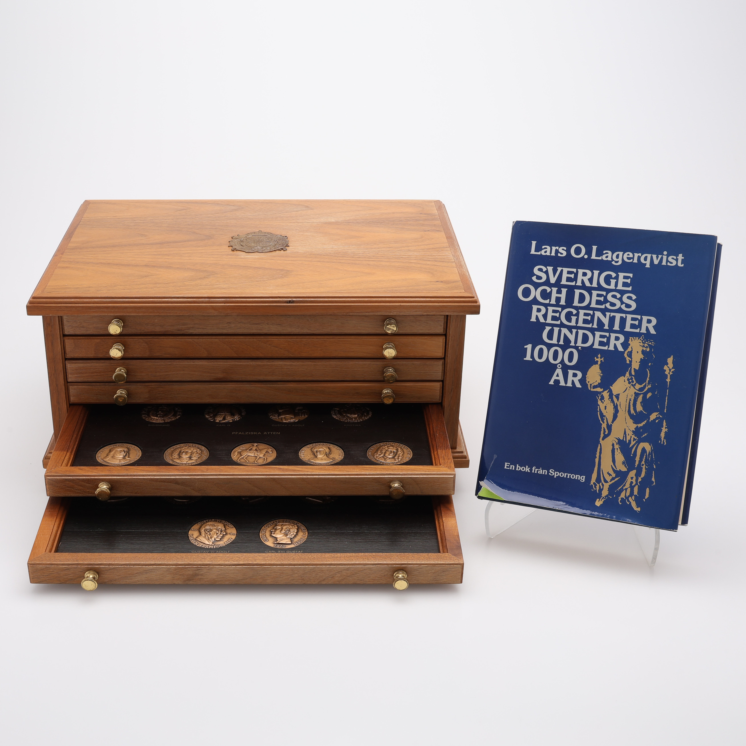 MYNTKABINETT, "Sveriges regenter under 1000 år", brons, med signerad och numrerad publikation. Komplett.