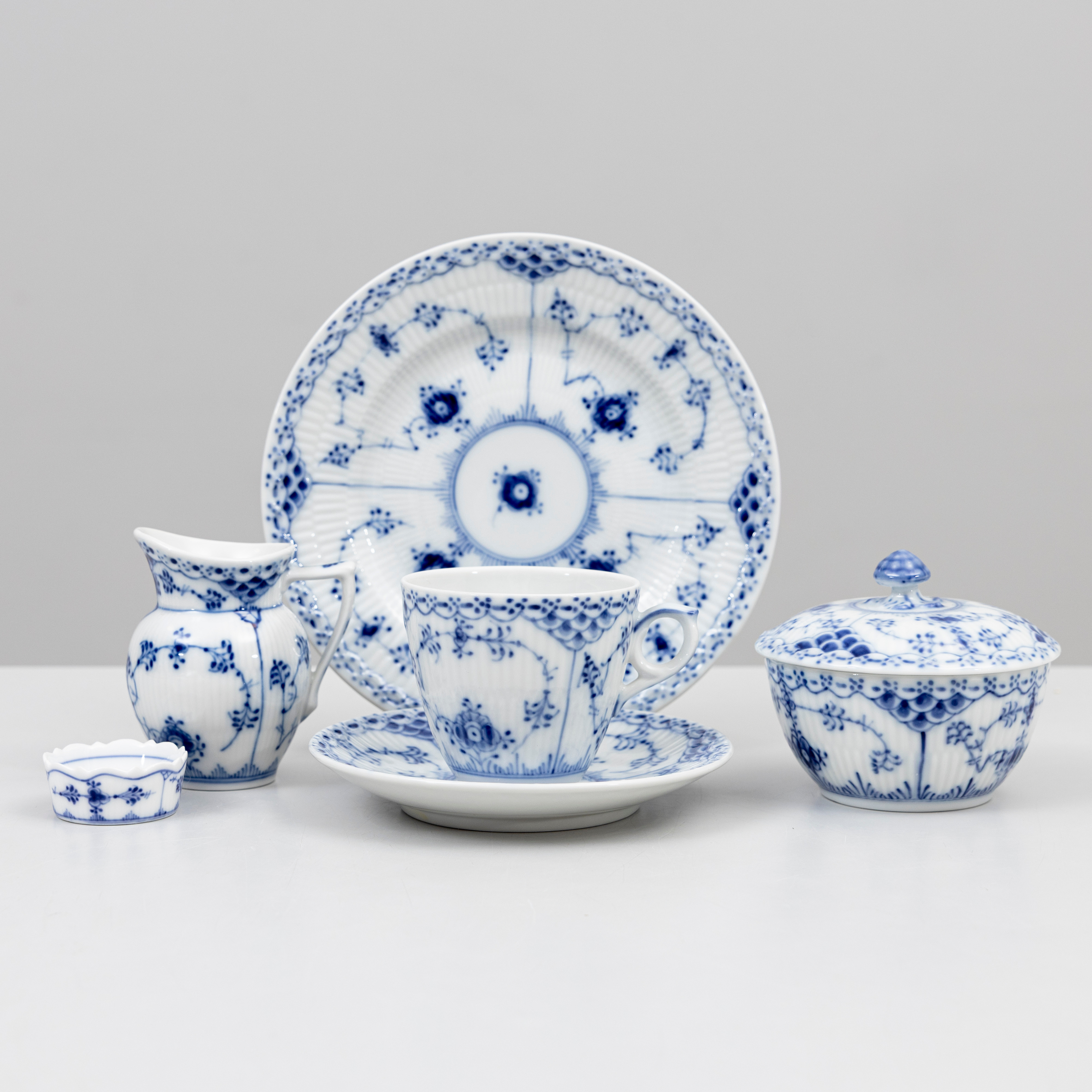 SERVISDELAR, 30 delar, porslin, "Musselmalet", Royal Copenhagen, Danmark, 1900-tal.