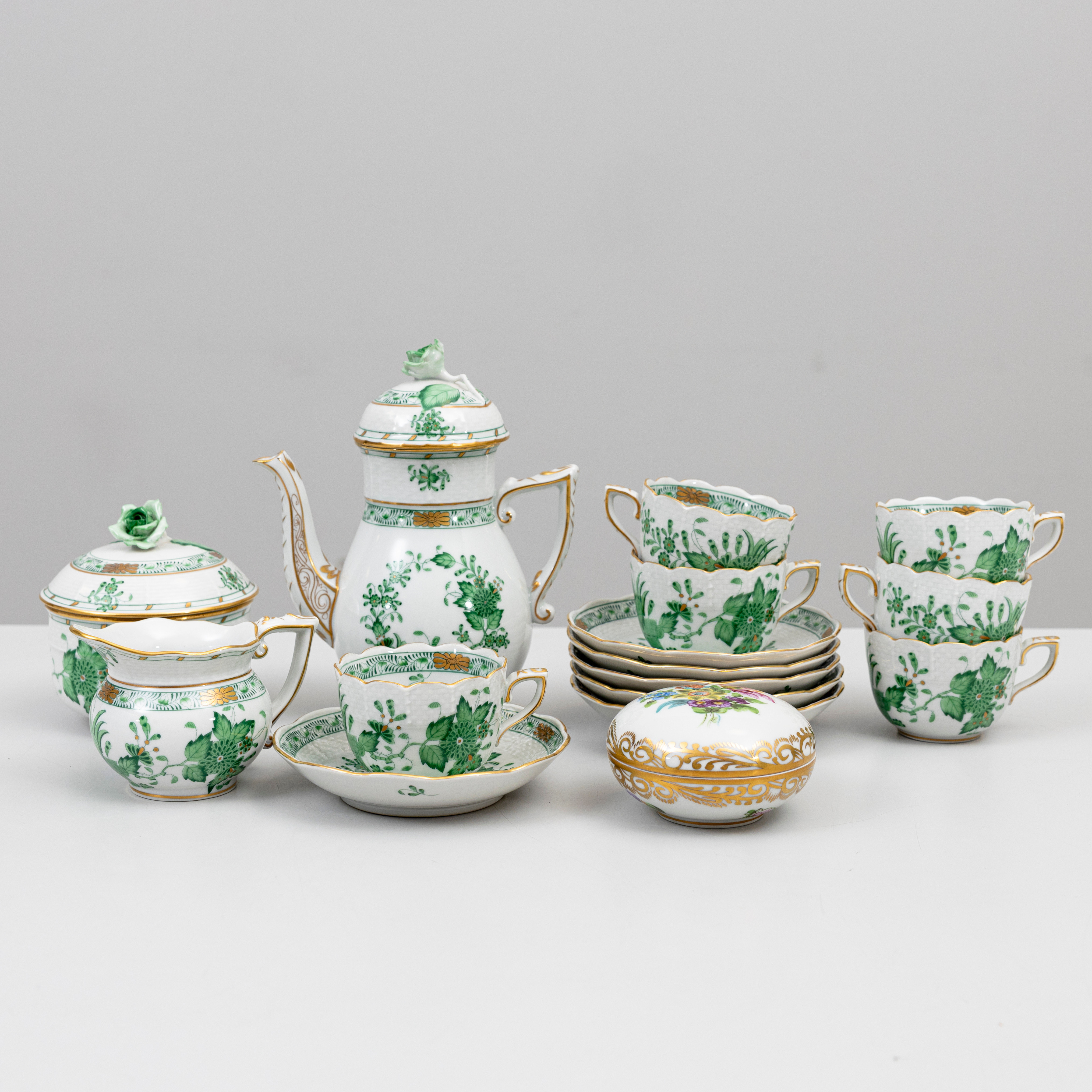 KAFFESERVIS, 9 delar, porslin, "Chinese Bouquet" grön, Herend, Ungern. 1900-talets mitt.