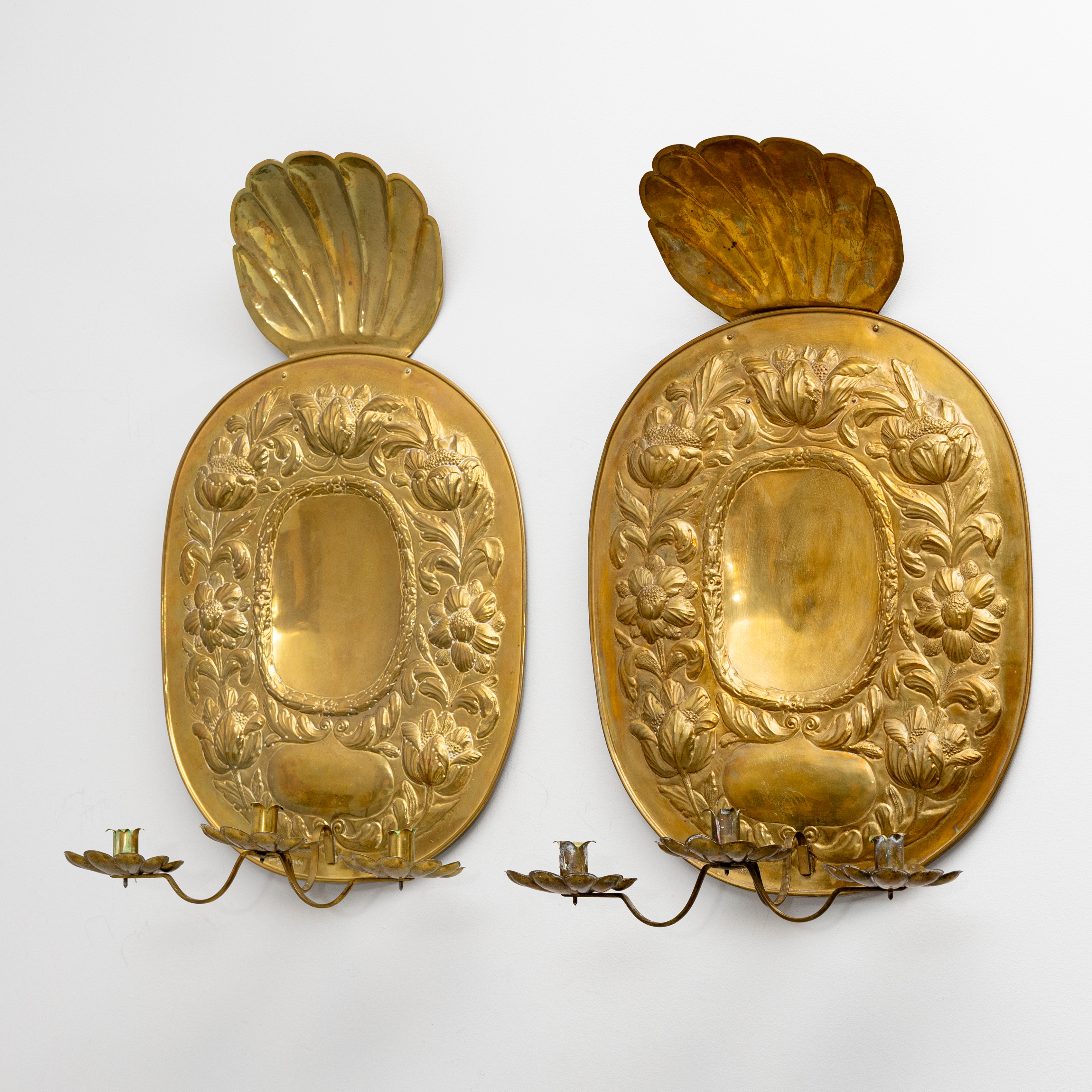 LJUSPLÅTAR, ett par, mässing, barockstil, Joh. F. Hellström, Nyköping, omkring sekelskiftet 18/1900.