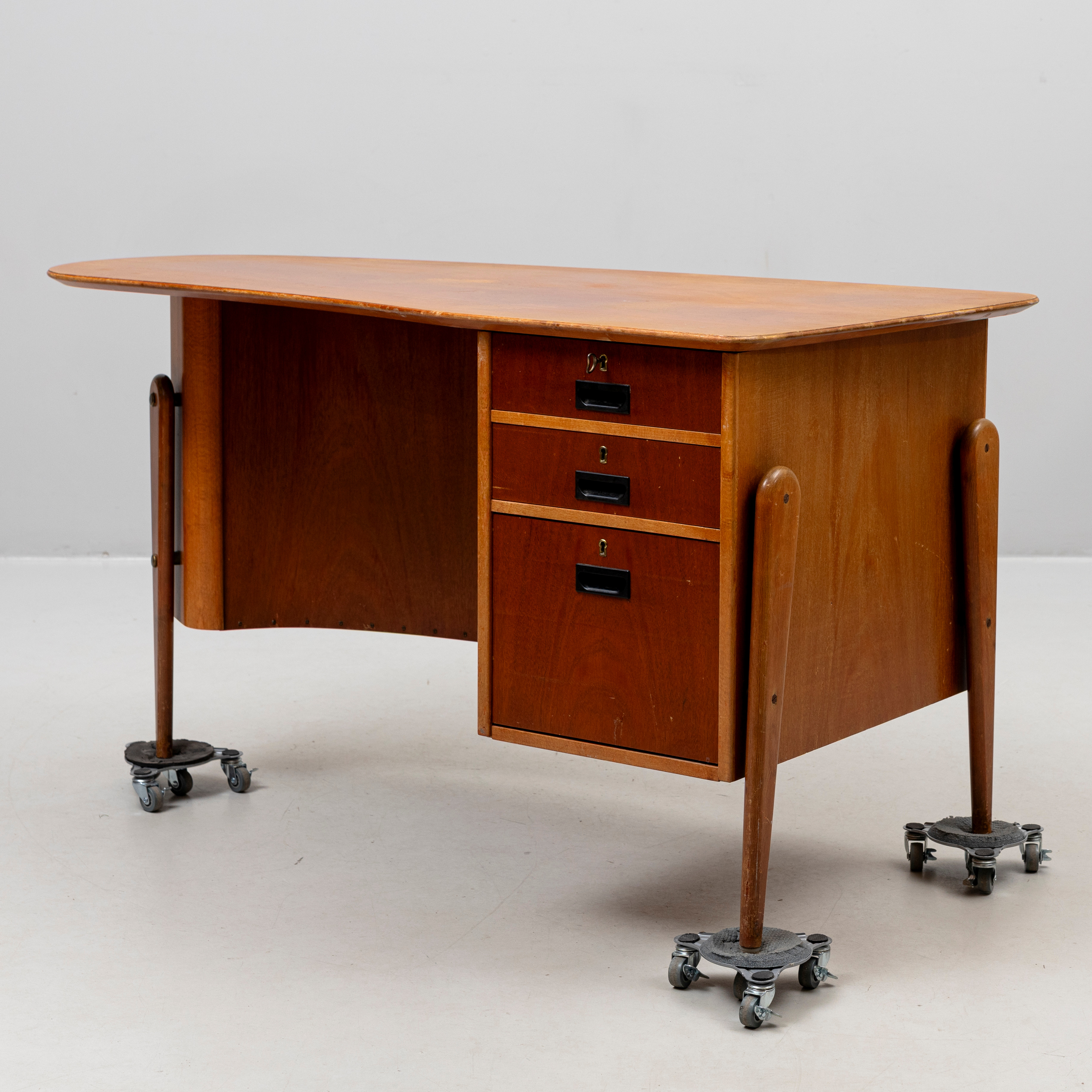 SKRIVBORD, fristående, njurformat, teak, 1900-talets mitt.