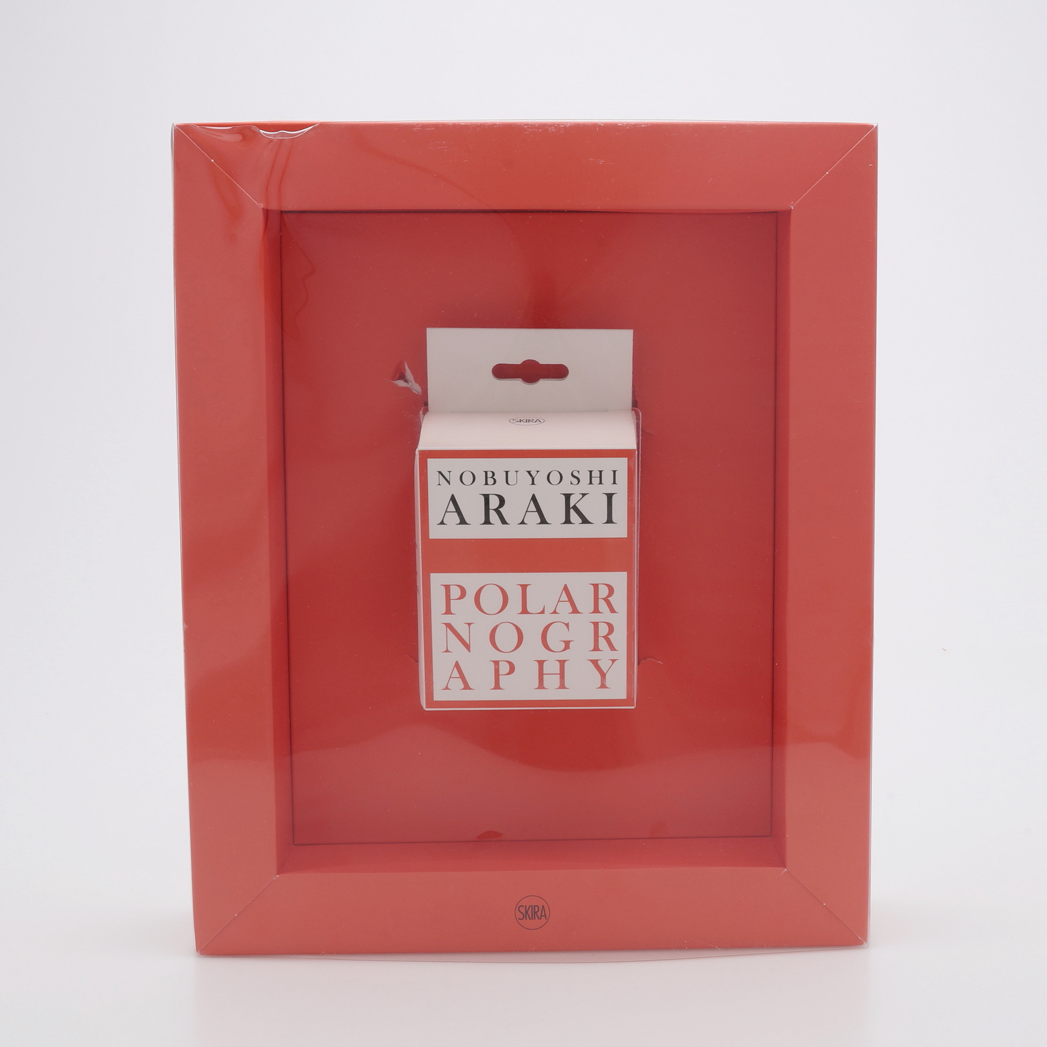 FOTO. DEN JAPANSKE FOTOGRAFEN NOBUYOSHI ARAKI'S POLARNOGRAPHY - 100 POLARODIER MED NAKNA KVINNOR OCH NAKNA HIMLAR.