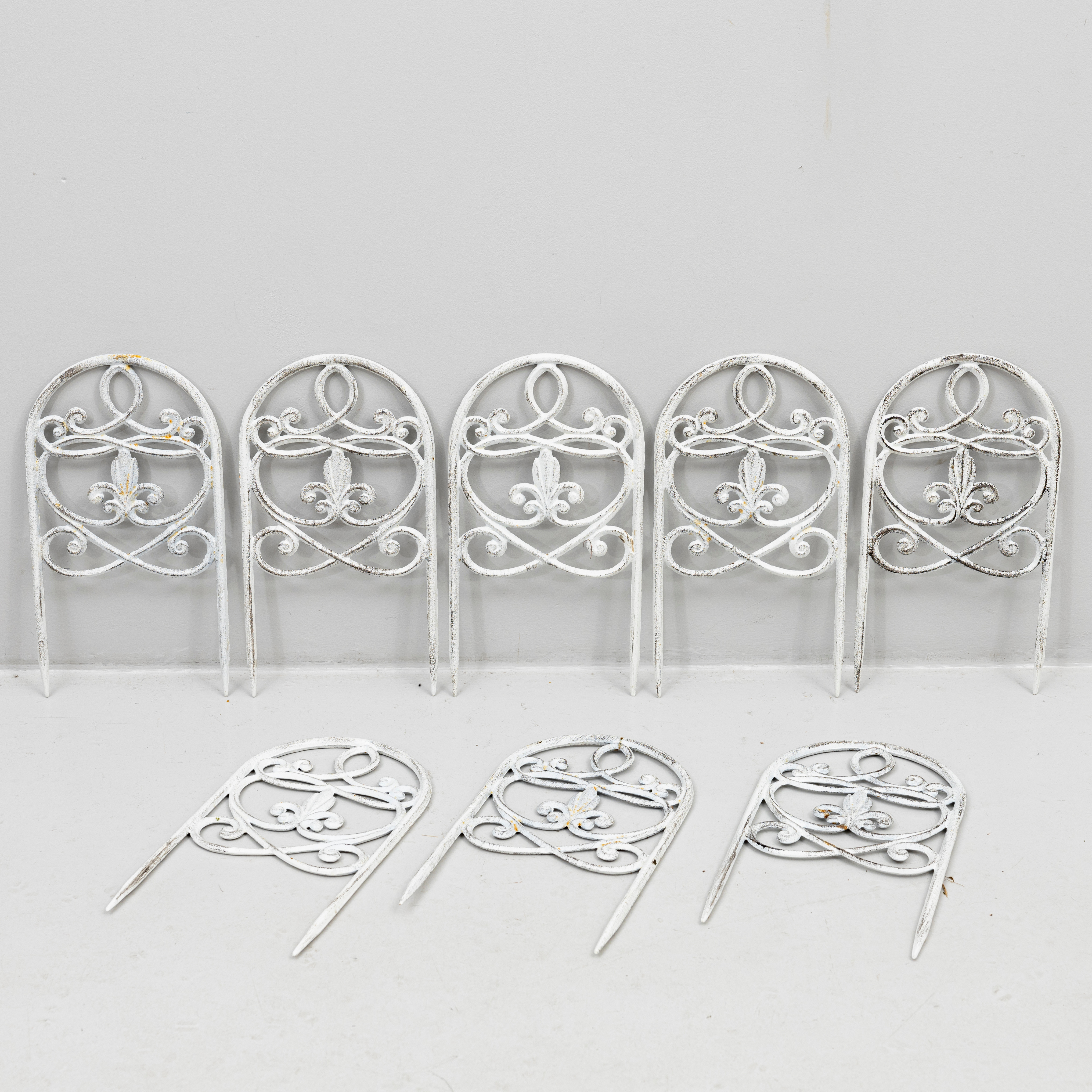 RABATTJÄRN, 8 st, bemålat gjutjärn, 1900-talets andra hälft.
