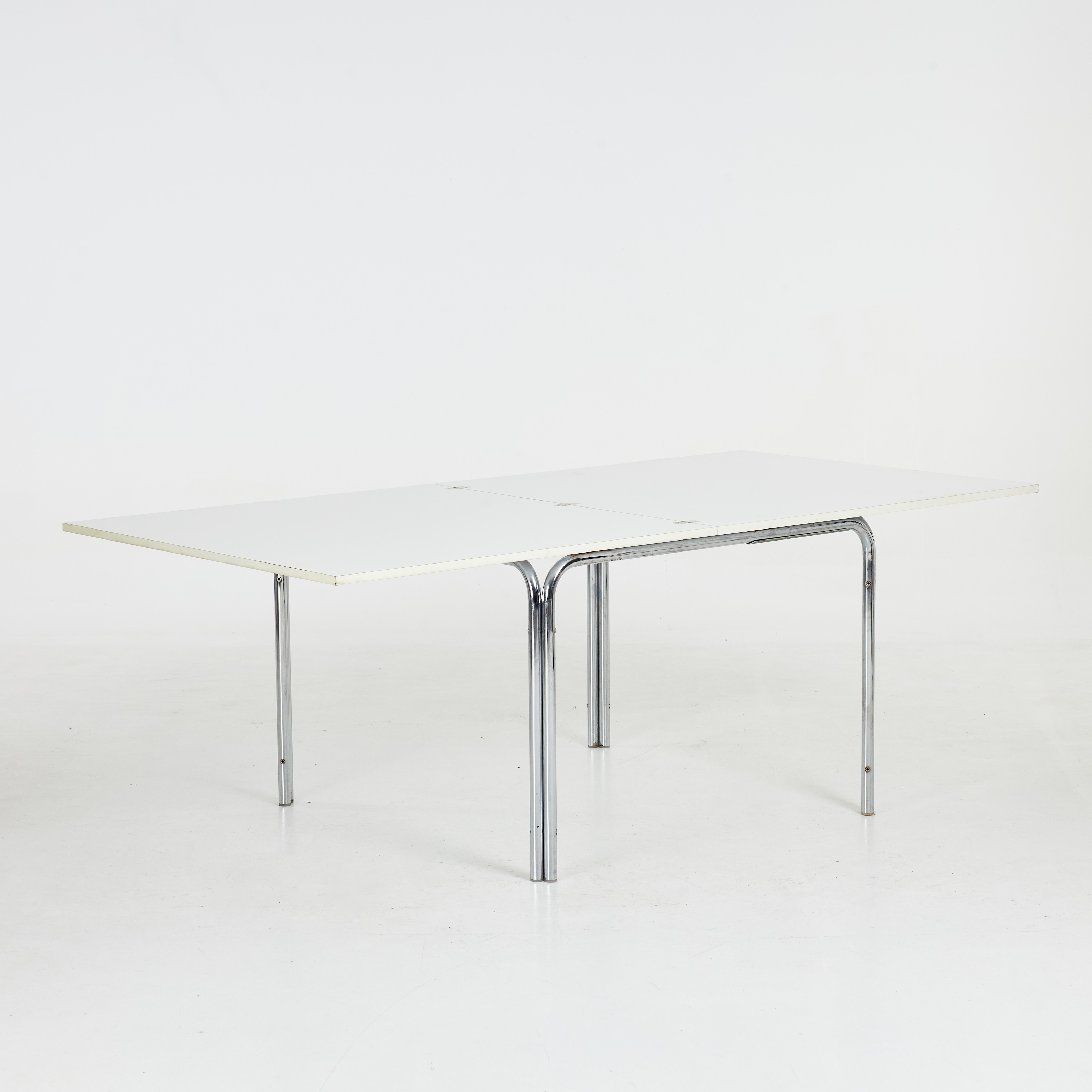 LINDAU-LINDECRANTZ, MATBORD, utfällbar skiva, vitlackerad, kromad underrede.