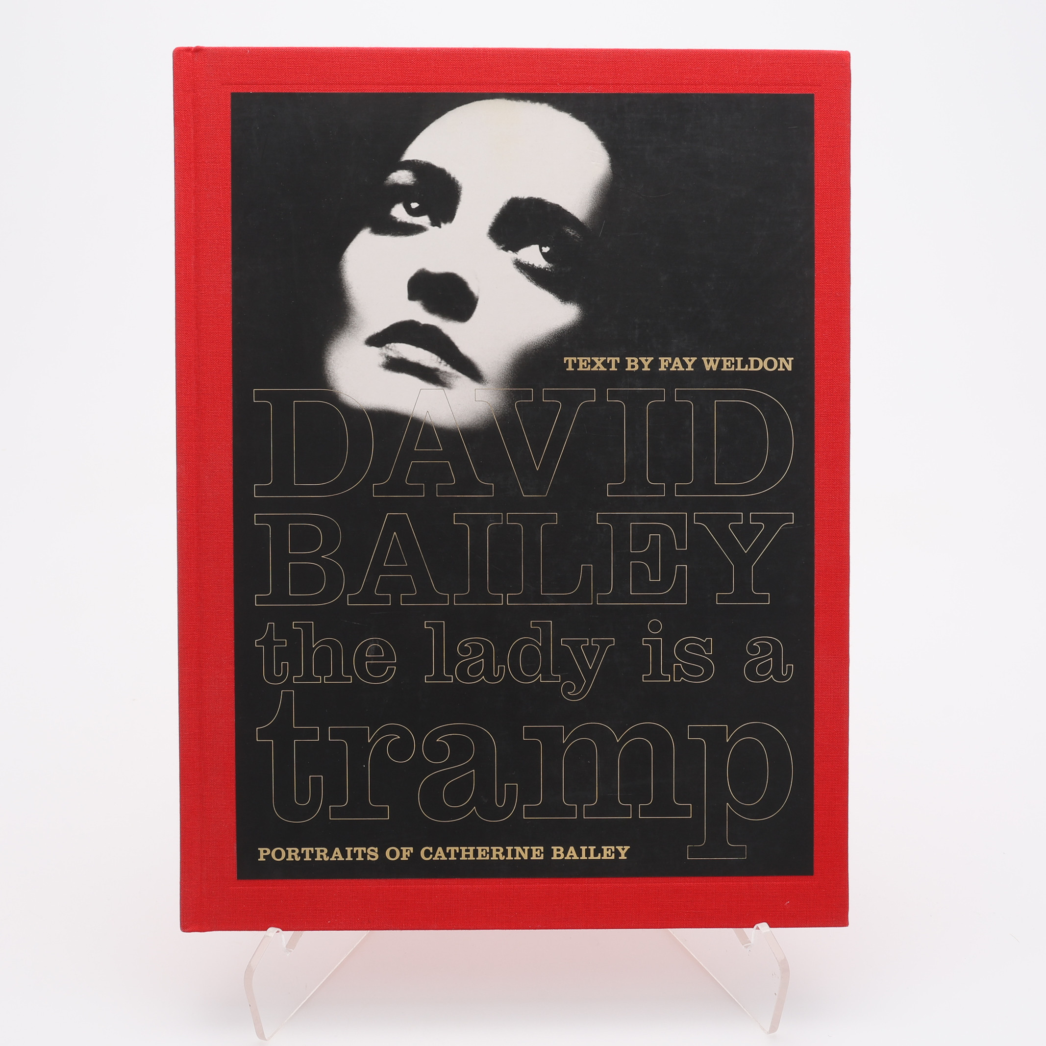 FOTO. DEN ENGELSKE FOTOGRAFEN DAVID BAILEY'S RESA IGENOM OLIKA STADIER I HANS HUSTRUS LIV - THE LADY IS A TRAMP MED TEXTER AV FAY WELDON 1995.