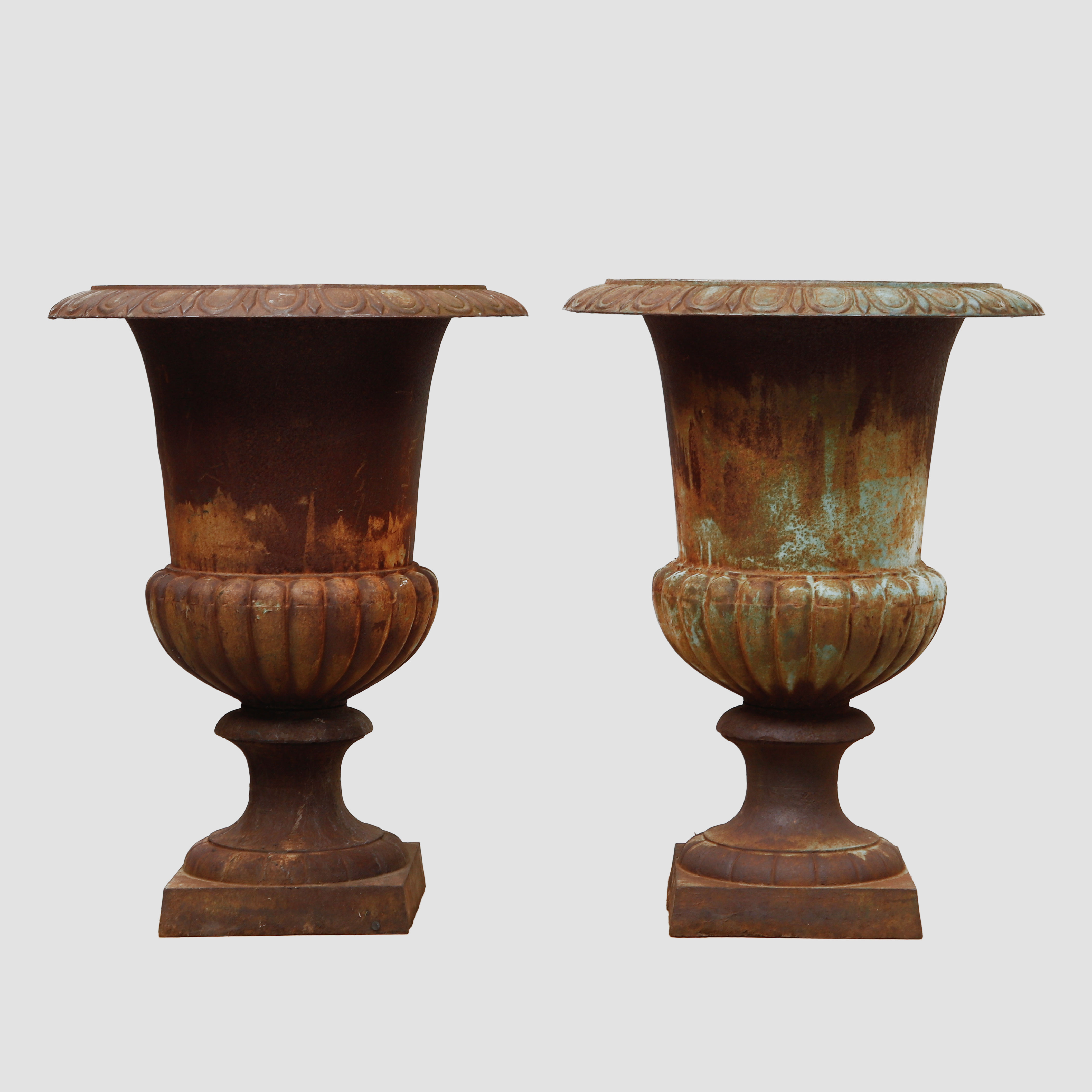 TRÄDGÅRDSURNOR, 1 par, gjutjärn.